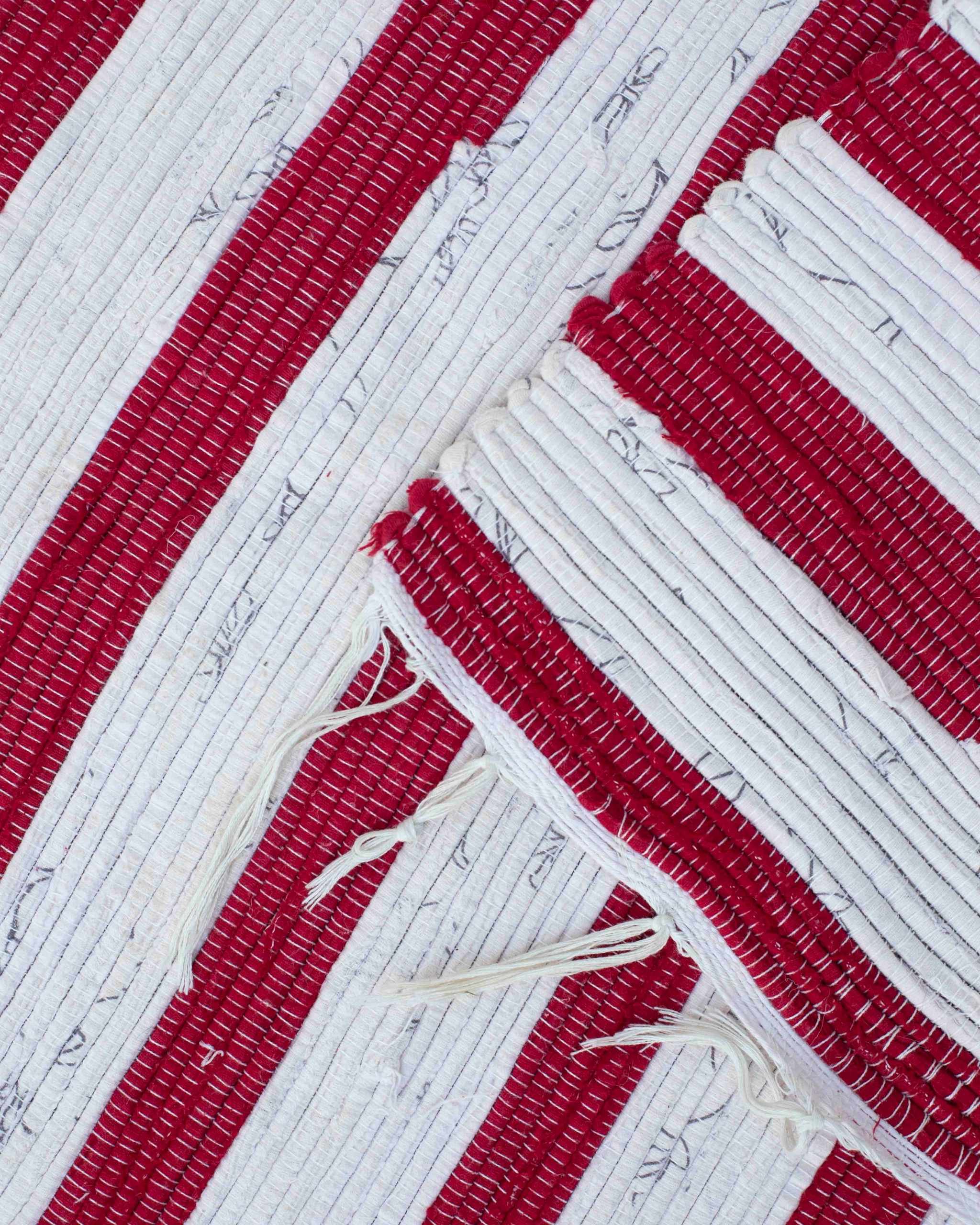 Dettaglio del tappetino di stracci 123×65 cm a righe bianche e rosse con micro variazioni nere sottilissime