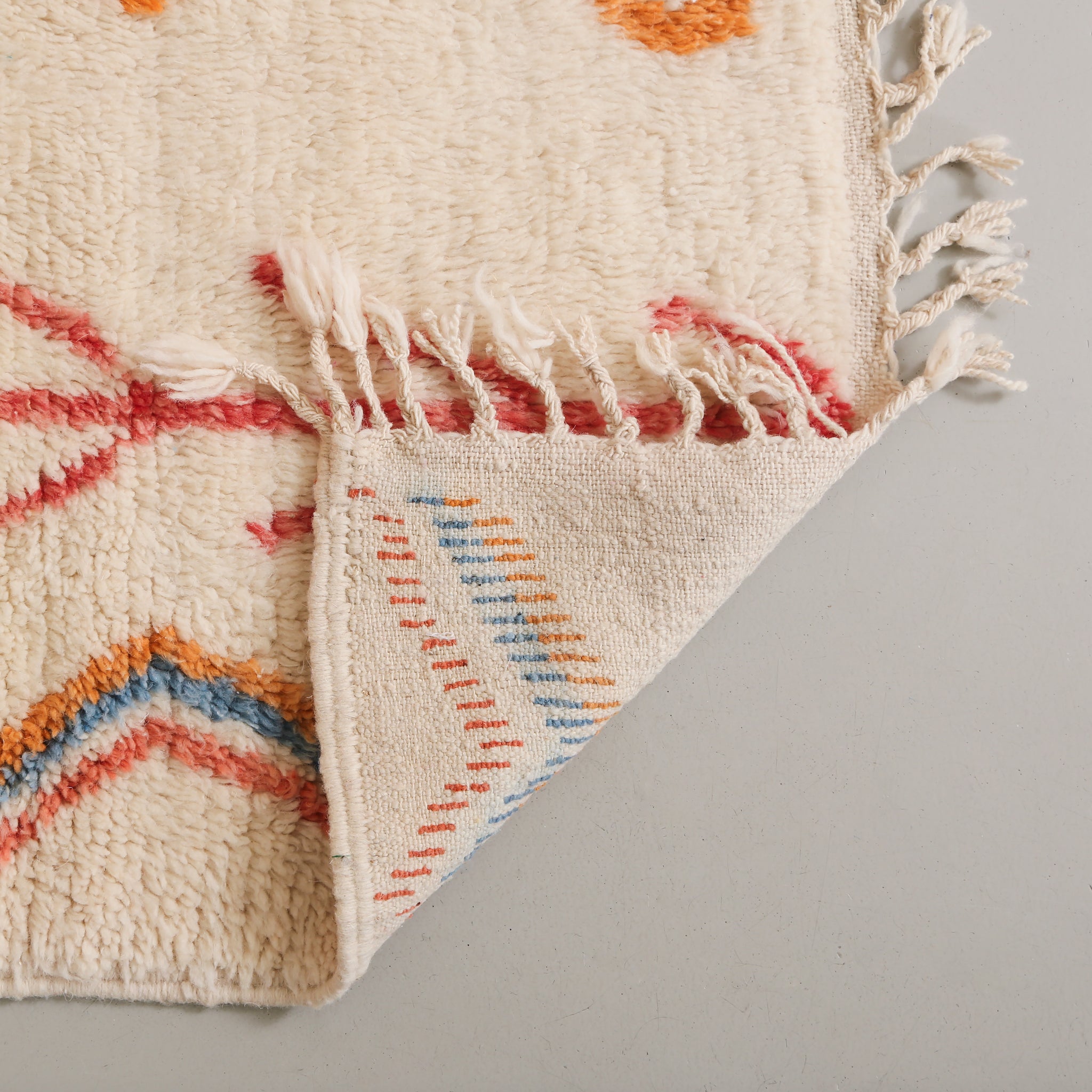 dettaglio del retro del tappeto per osservare la precisione dei nodi di lana
