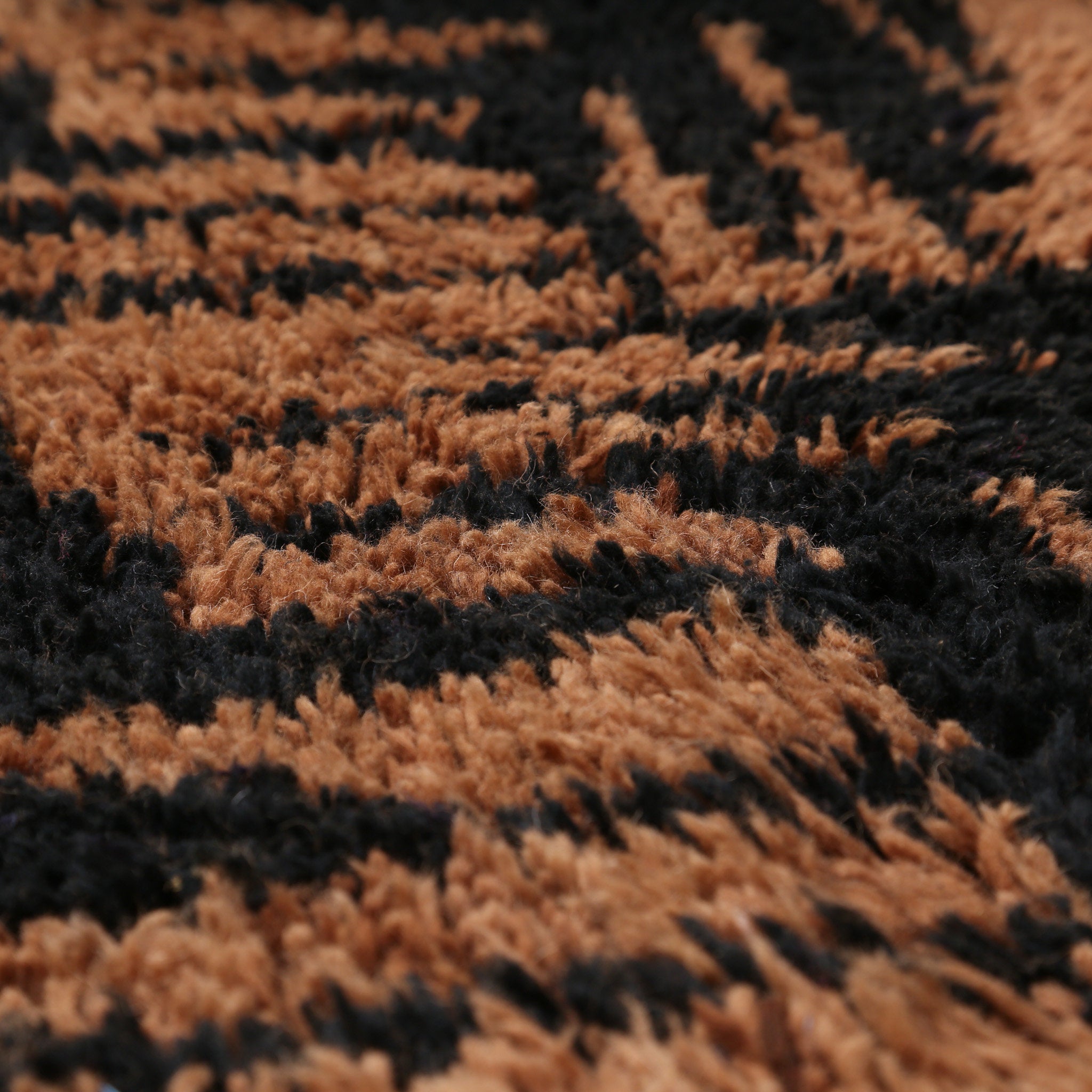 dettaglio della lana dalle sfumature marroni e nero di un tappeto azilal