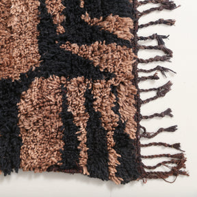 angolo di un tappeto azilal con lana dalle sfumature marroni e frangia marrone scuro