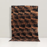 tappeto azial con la marrone colorata con la noce e disegni neri che ricordano delle foglie di pini o delle piume