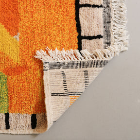 retro di un tappeto azilal in lana color giallo e arancione