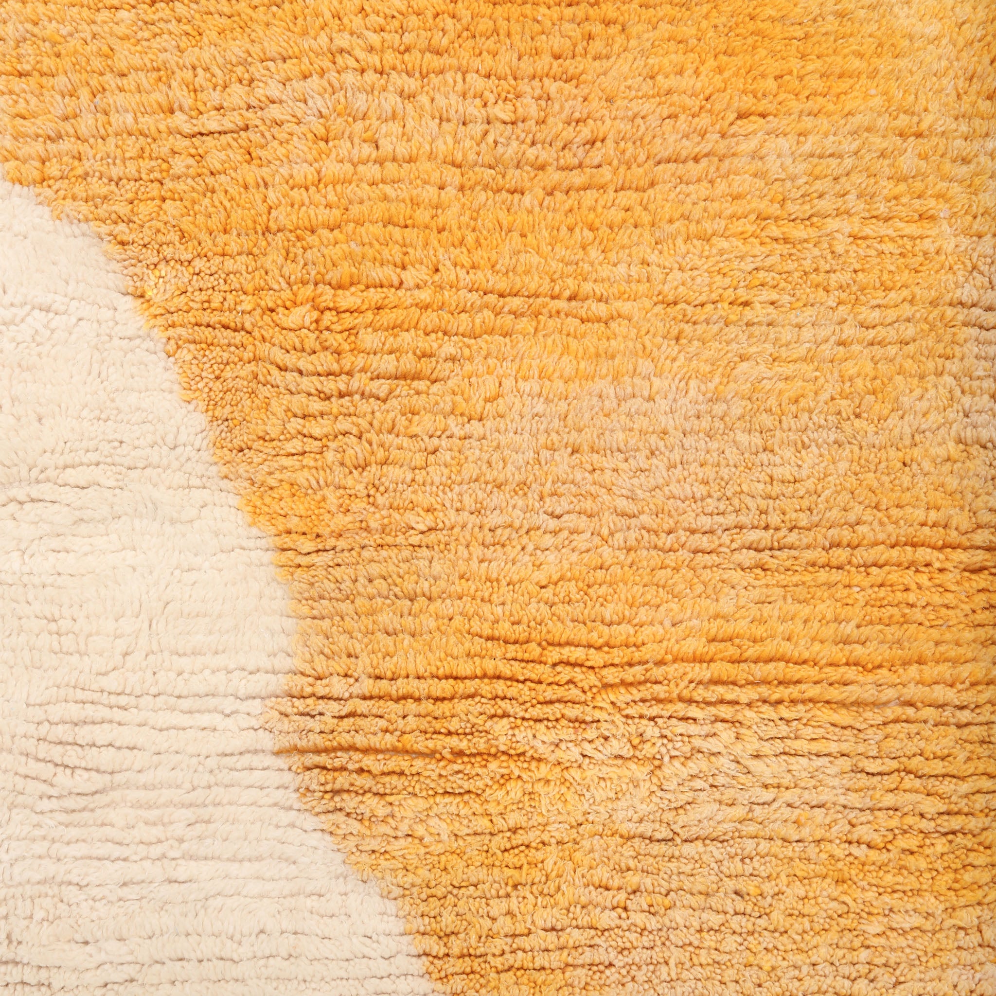 dettaglio del colore giallo sfumato di un tappeto azilal realizzato a mano in lana