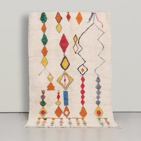 tappeto azilal con base in lana avorio e forme geometriche colorate, rosse,gialle,grigie,verdi,arncioni