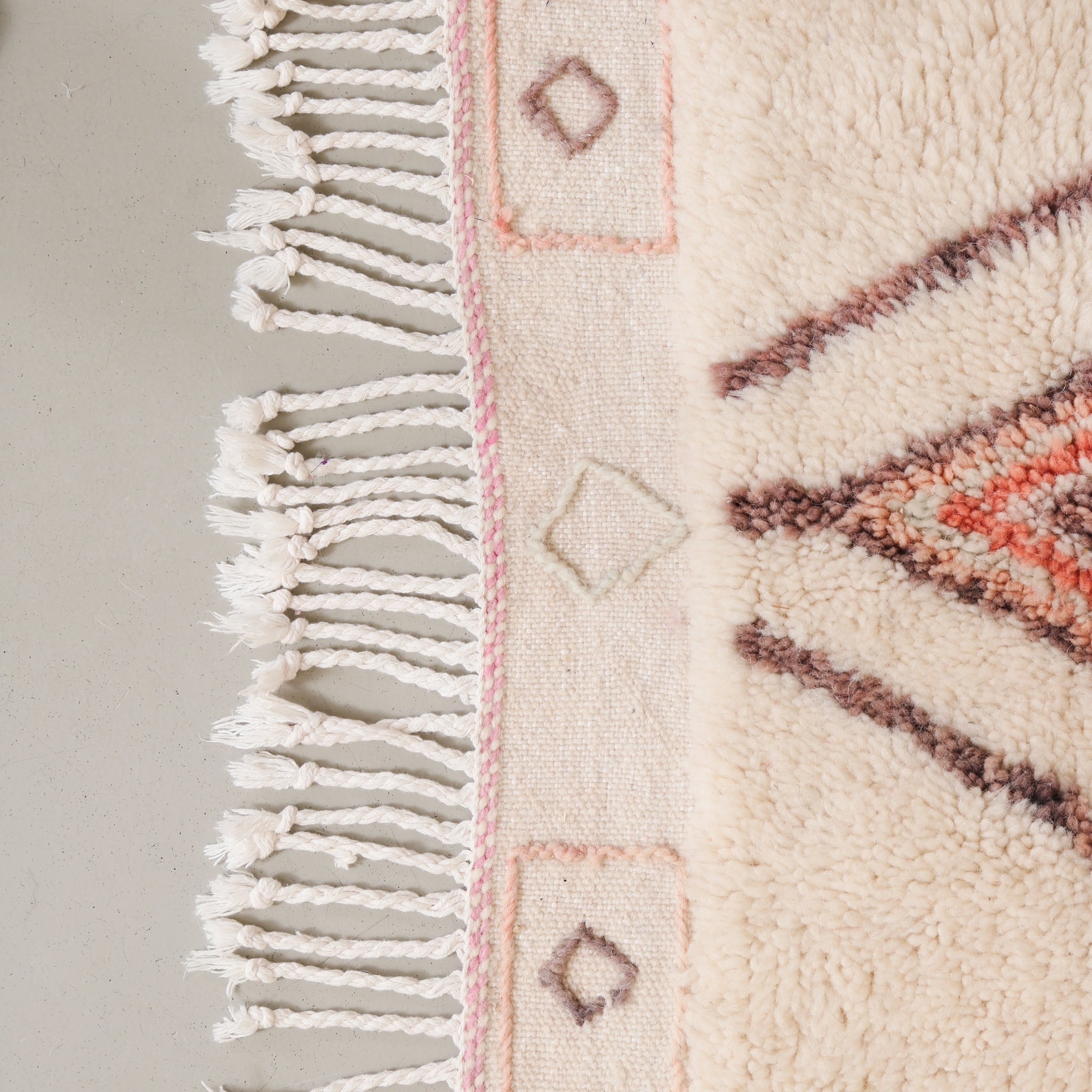 dettaglio della frangia di un tappeto azilal che mette in risalto il ricamo