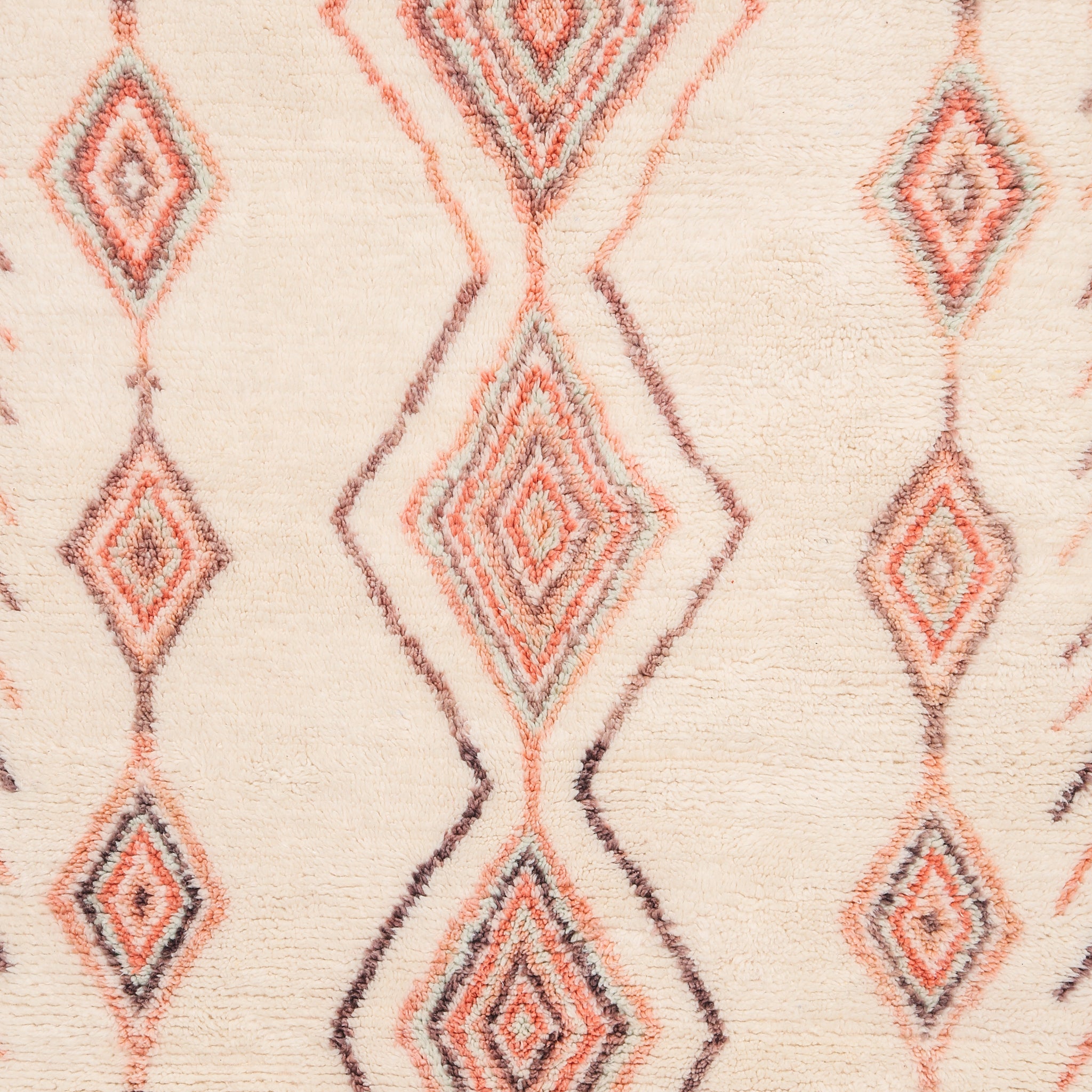 dettaglio di tre file di rombi pastello in un tappeto azilal