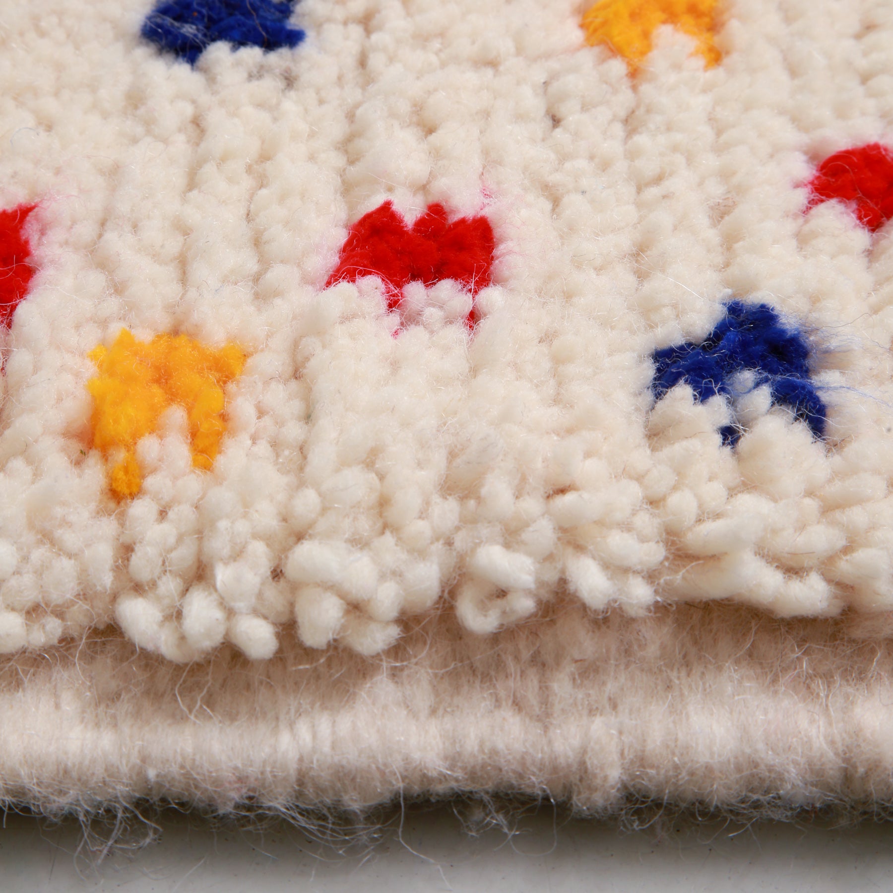 dettaglio dei peli di lana di un tappeto azilal