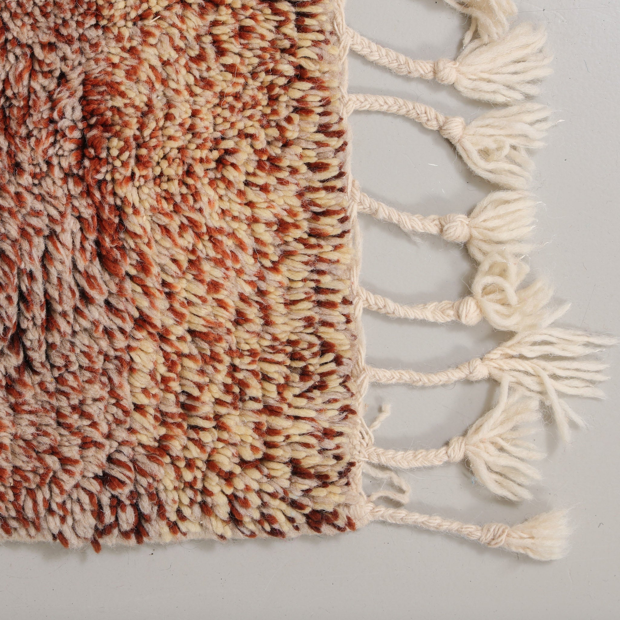 angolo di tappeto azilal con sfumature di lana marrone e beige