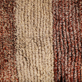 dettaglio del pelo annodato di un tappeto azilal con sfumature di lana marrone e beige