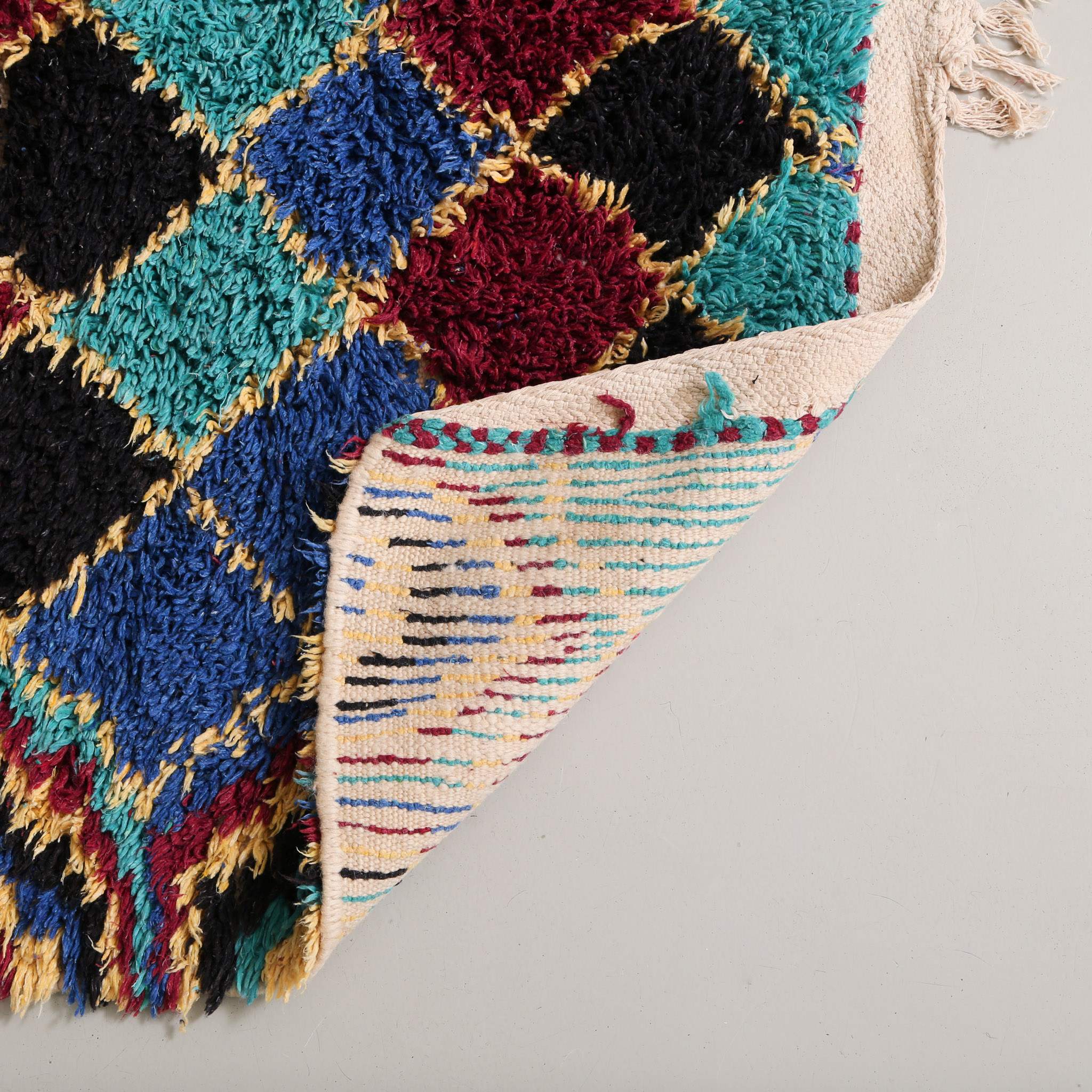 Dettaglio tessitura e frange in cotone naturale del tappeto Azilal vintage, mostra la qualità dell'artigianato tradizionale marocchino berbero