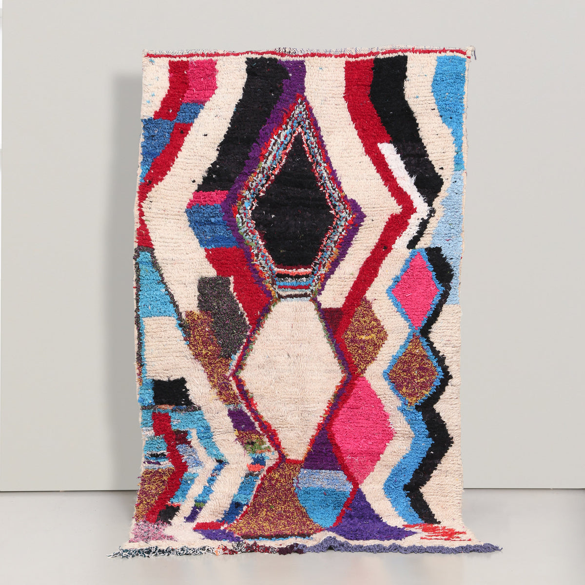 tappeto azilal vintage in lana annodata con stracci di tessuto a formare dei simboli della regione