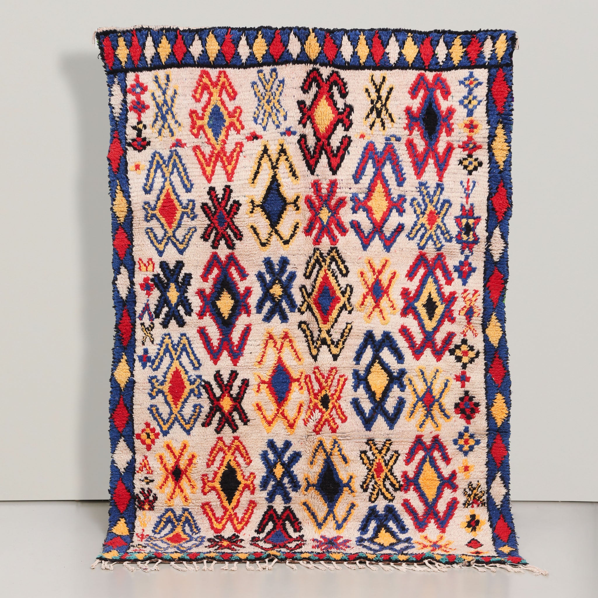 tappeto azilal vintage su base bianco con simboli colorati