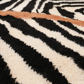 dettaglio del morbido pelo in lana di un tappeto zebrato