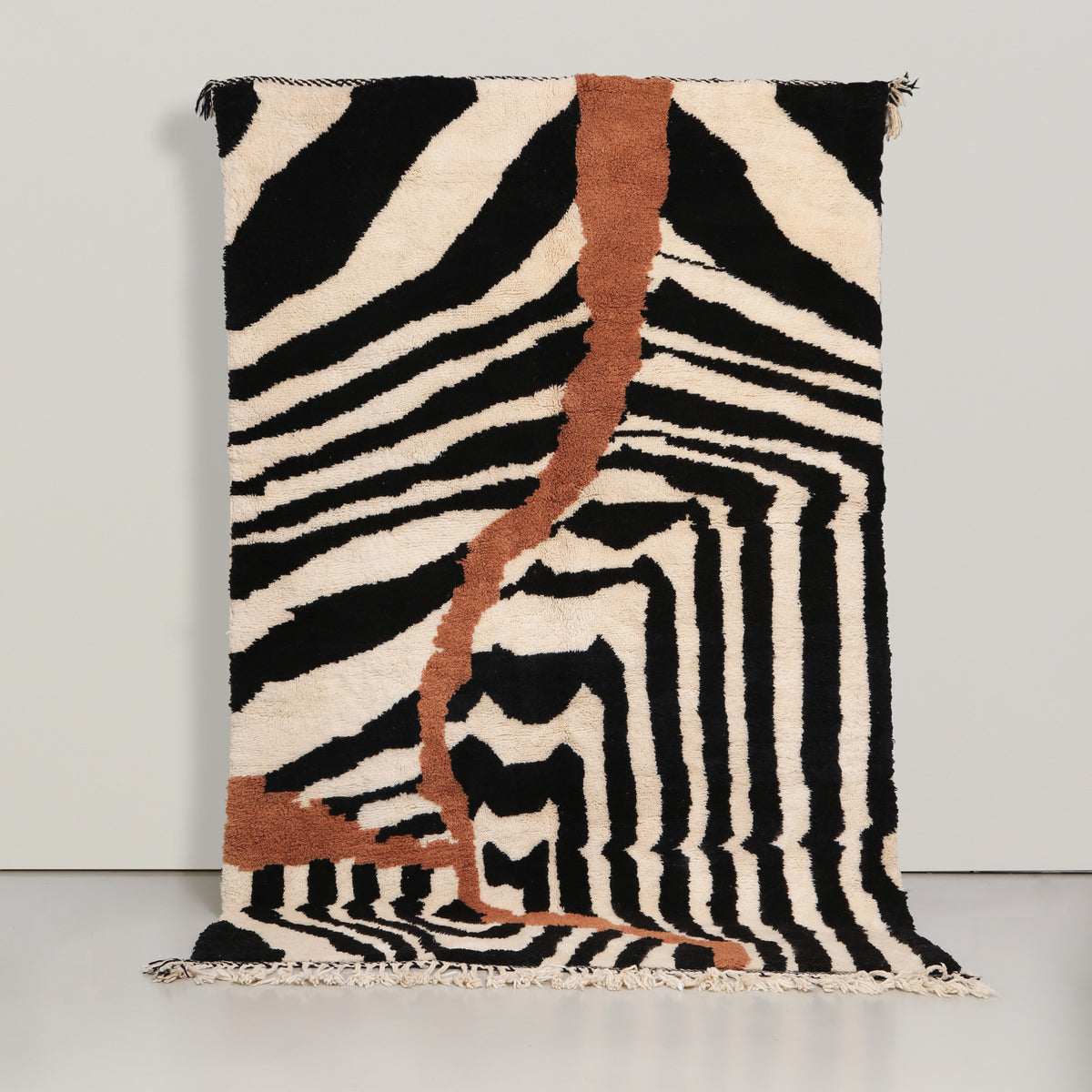 tappeto azilal zebrato con linea curva centrale color cammello
