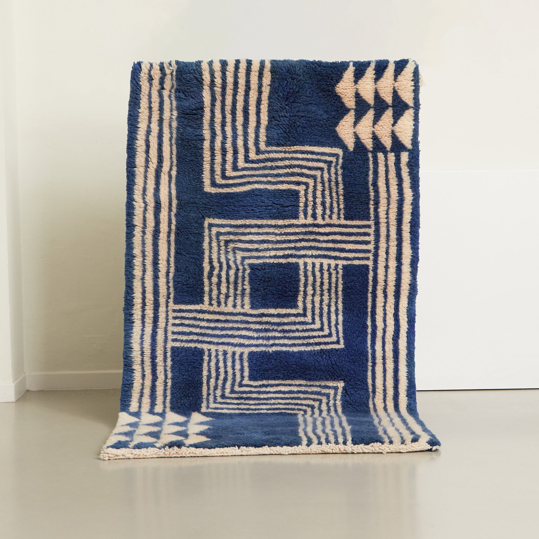 tappeto beni mrirt dal pelo lungo e soffice realizzato con una base di lana blu e dei disegni geometrici bianchi