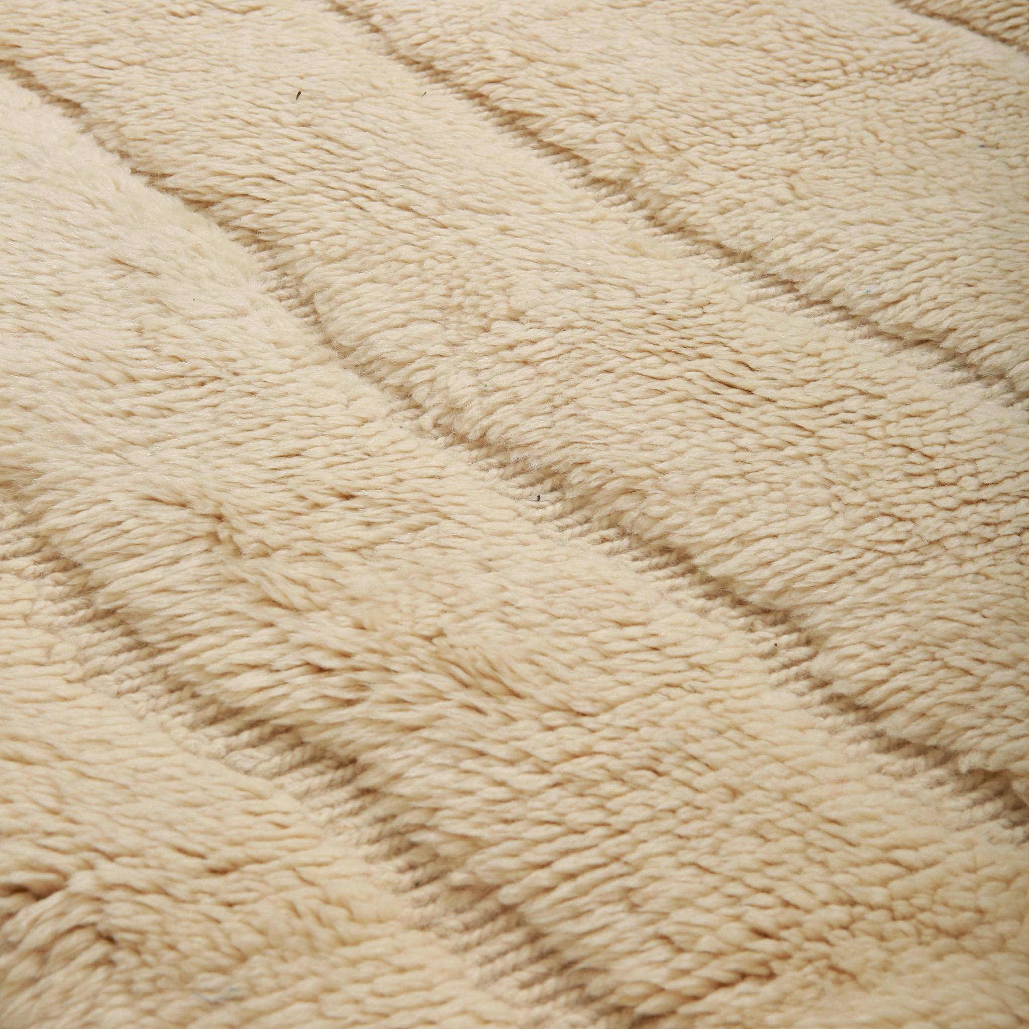 Pattern onde verticali tappeto Beni Mrirt design contemporaneo texture naturale