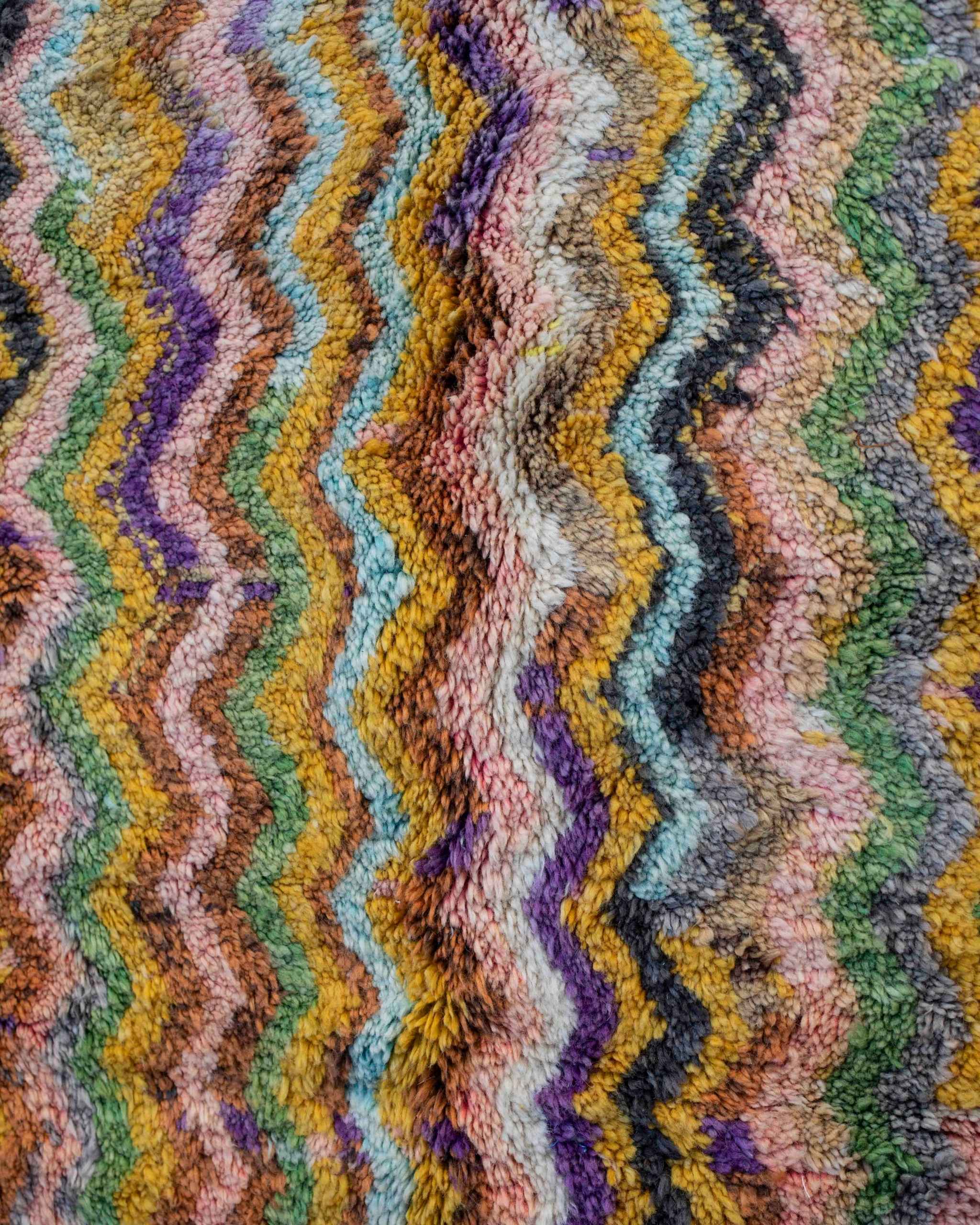 Dettaglio del pelo medio-lungo del tappeto Beni Ourain con pattern a onde multicolor e texture morbida