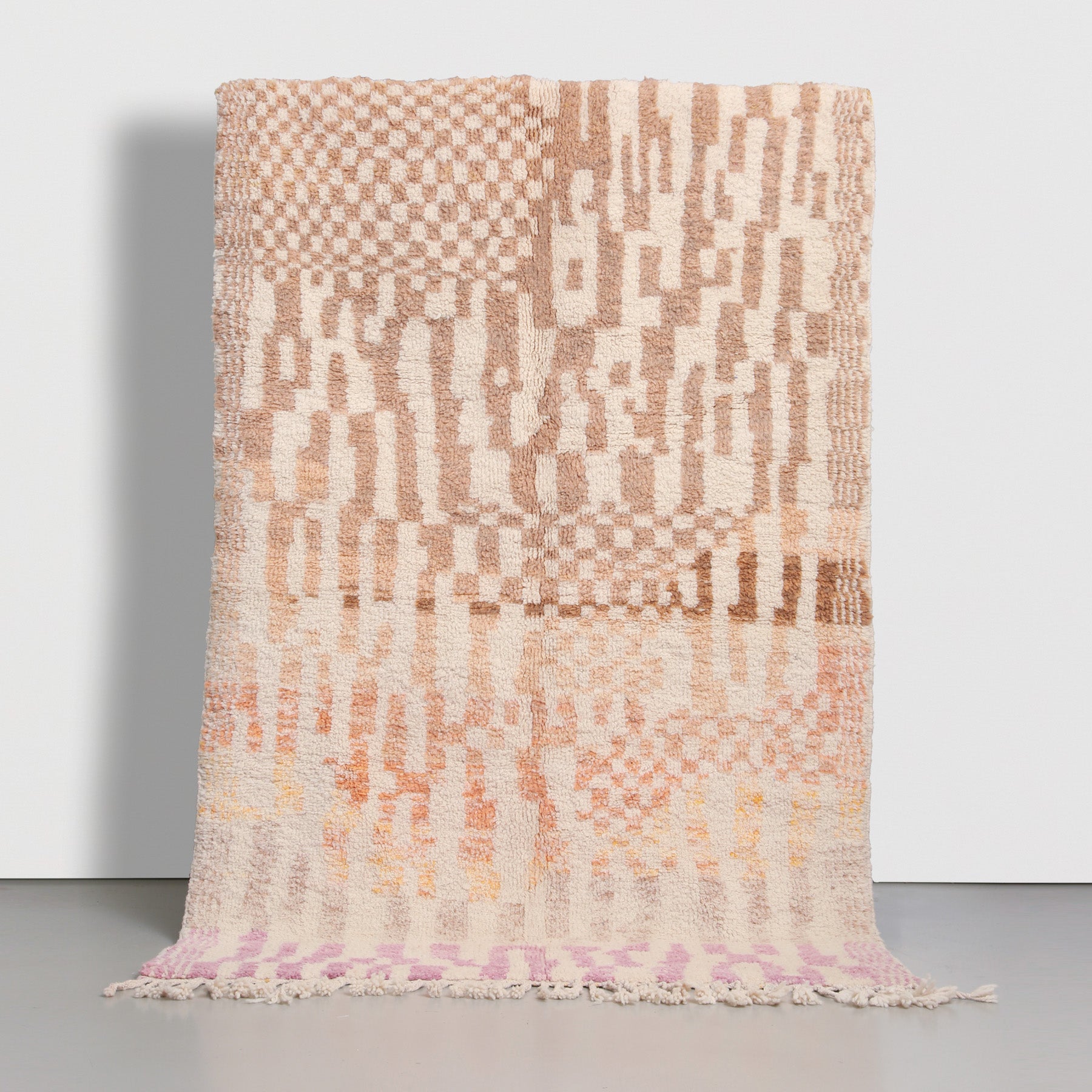 tappeto stile beni ourain realizzato a mano con disegno astratto multi colore e base chiara