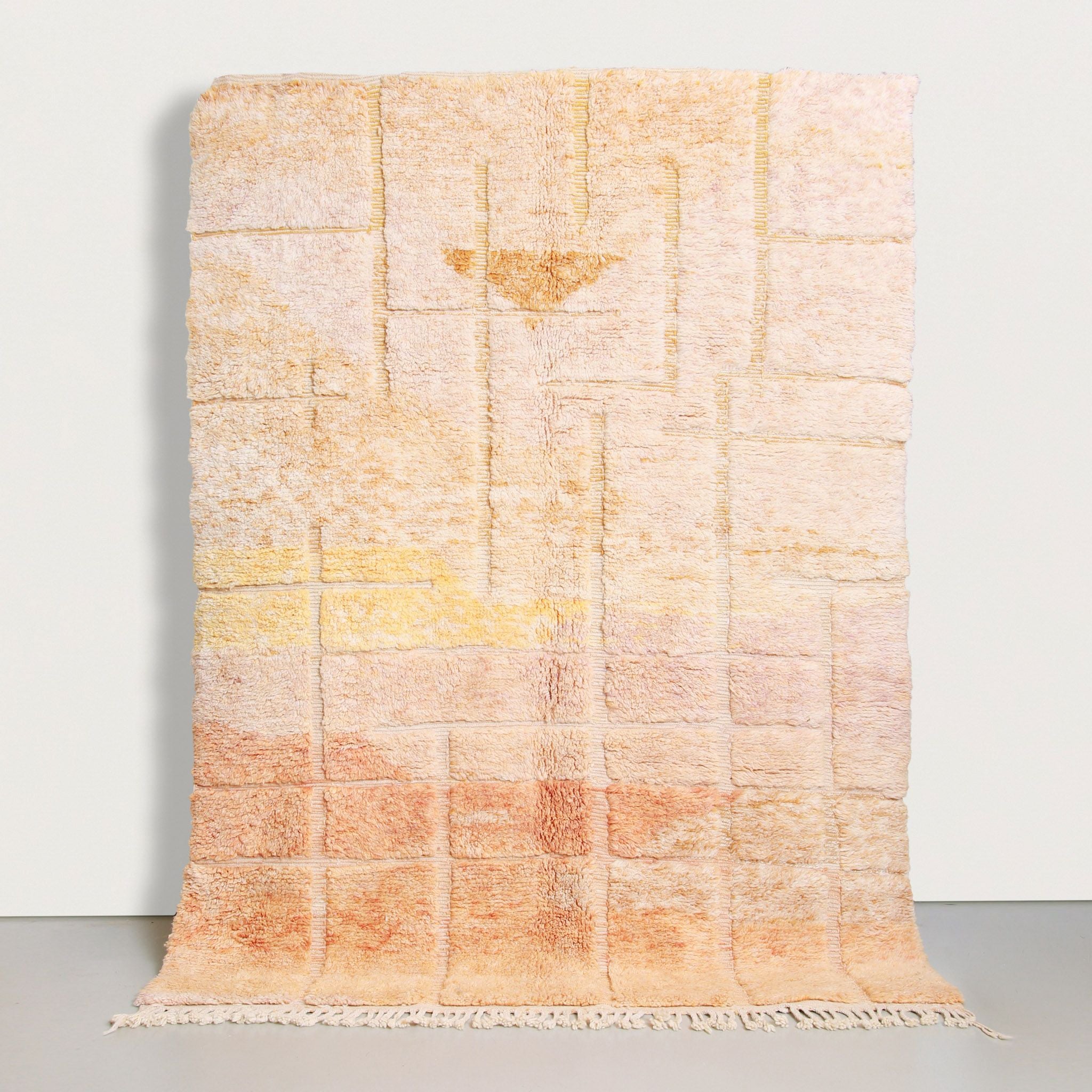 Tappeto Beni Ourain in lana naturale con sfumature pesca e motivo geometrico, 285x216 cm fatto a mano in Marocco