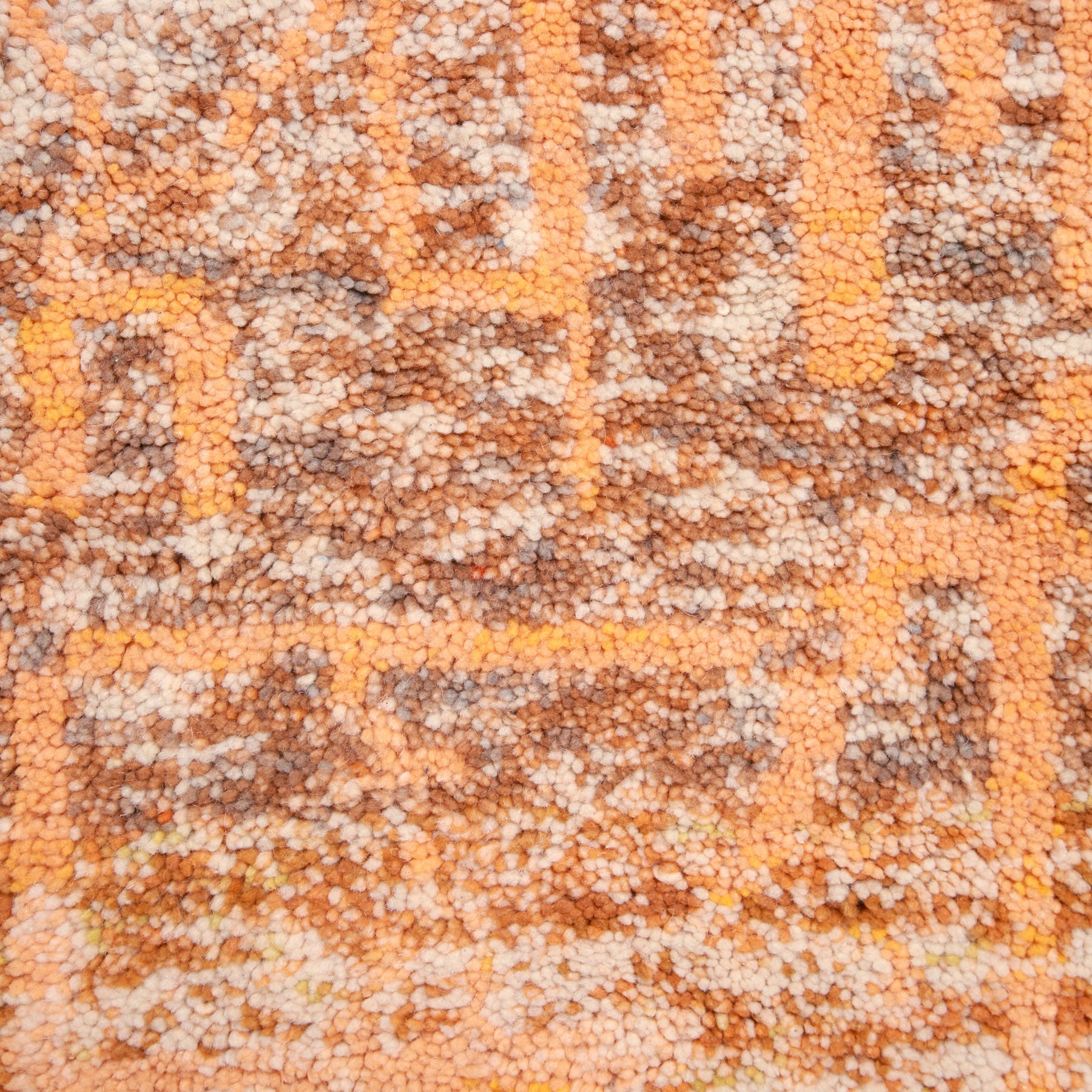 dettaglio dei peli di lana colorata di arancione bianco e marrone di un tappeto beni ourain realizzato a mano 