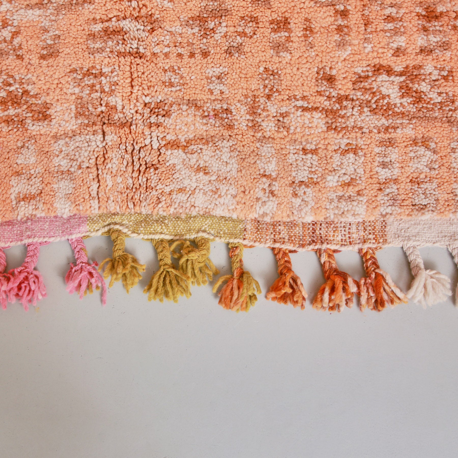 frangia colorata rosa verde arancione e bianca di un tappeto beni ourain realizzato a mano 