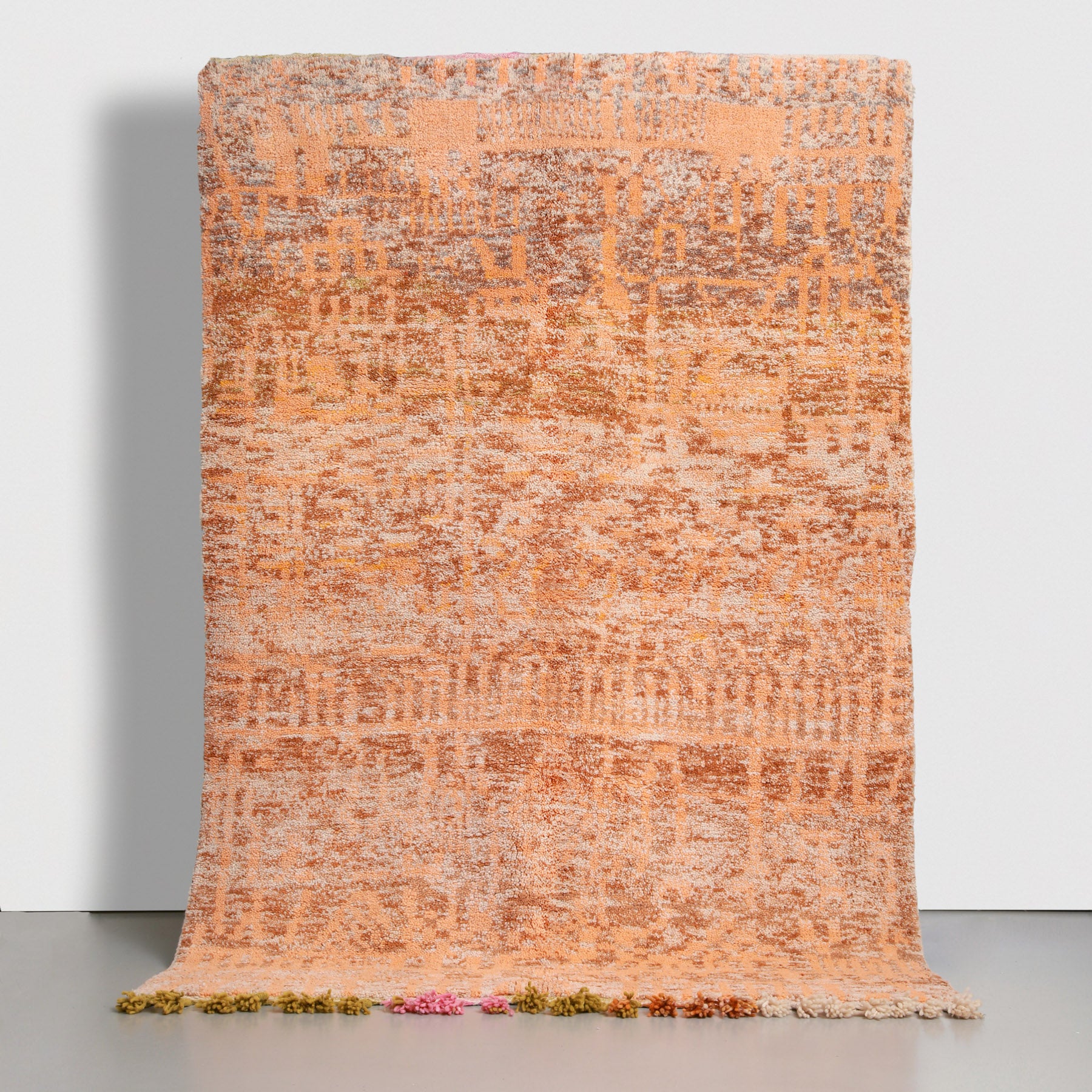 tappeto beni ourain realizzato a mano con lana colorata arancione bianca e marrone chiara. ci sono de disegni astratti arancioni