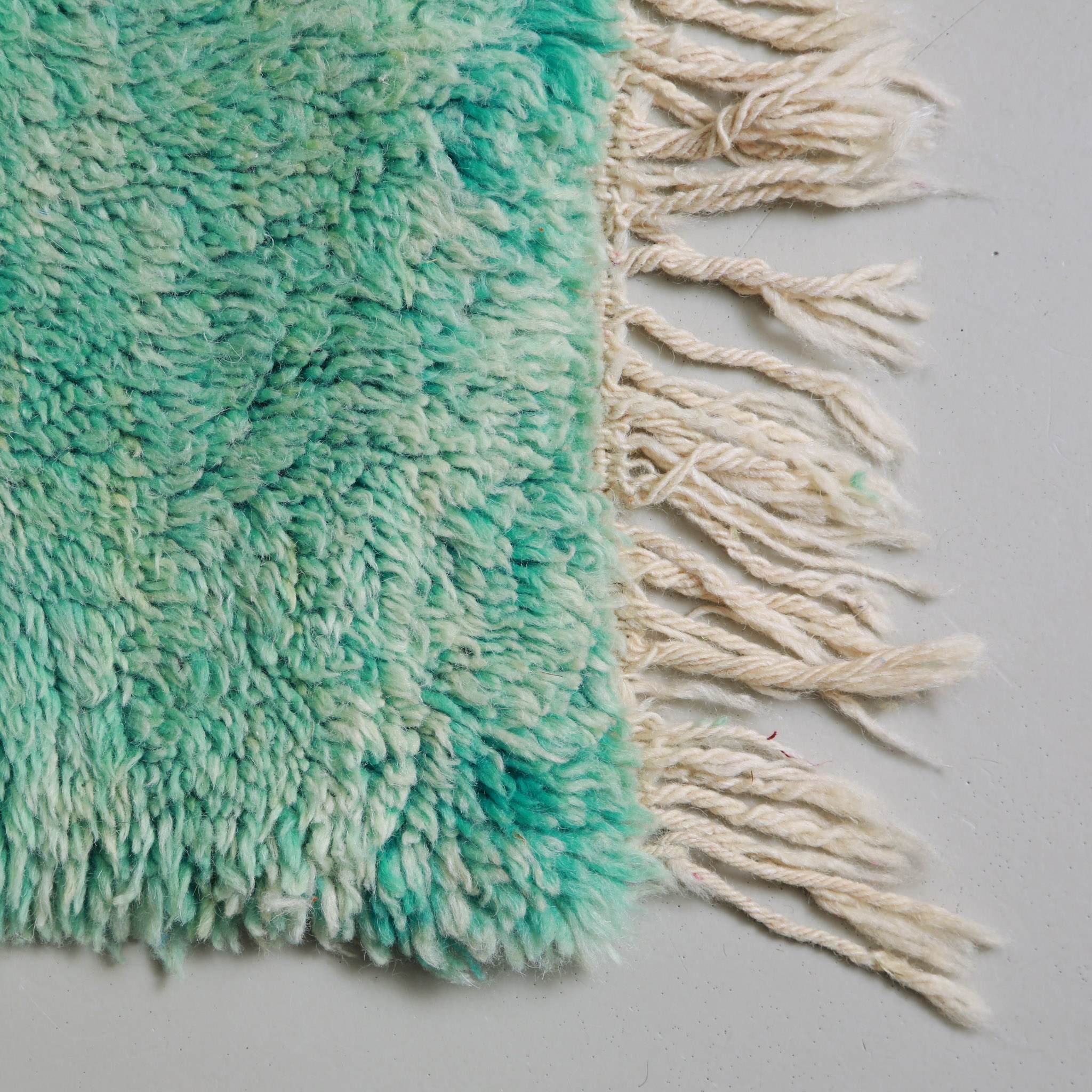 Tappeto Beni Ourain verde acqua con frange naturali intrecciate, lana marocchina annodato a mano 300x210 cm