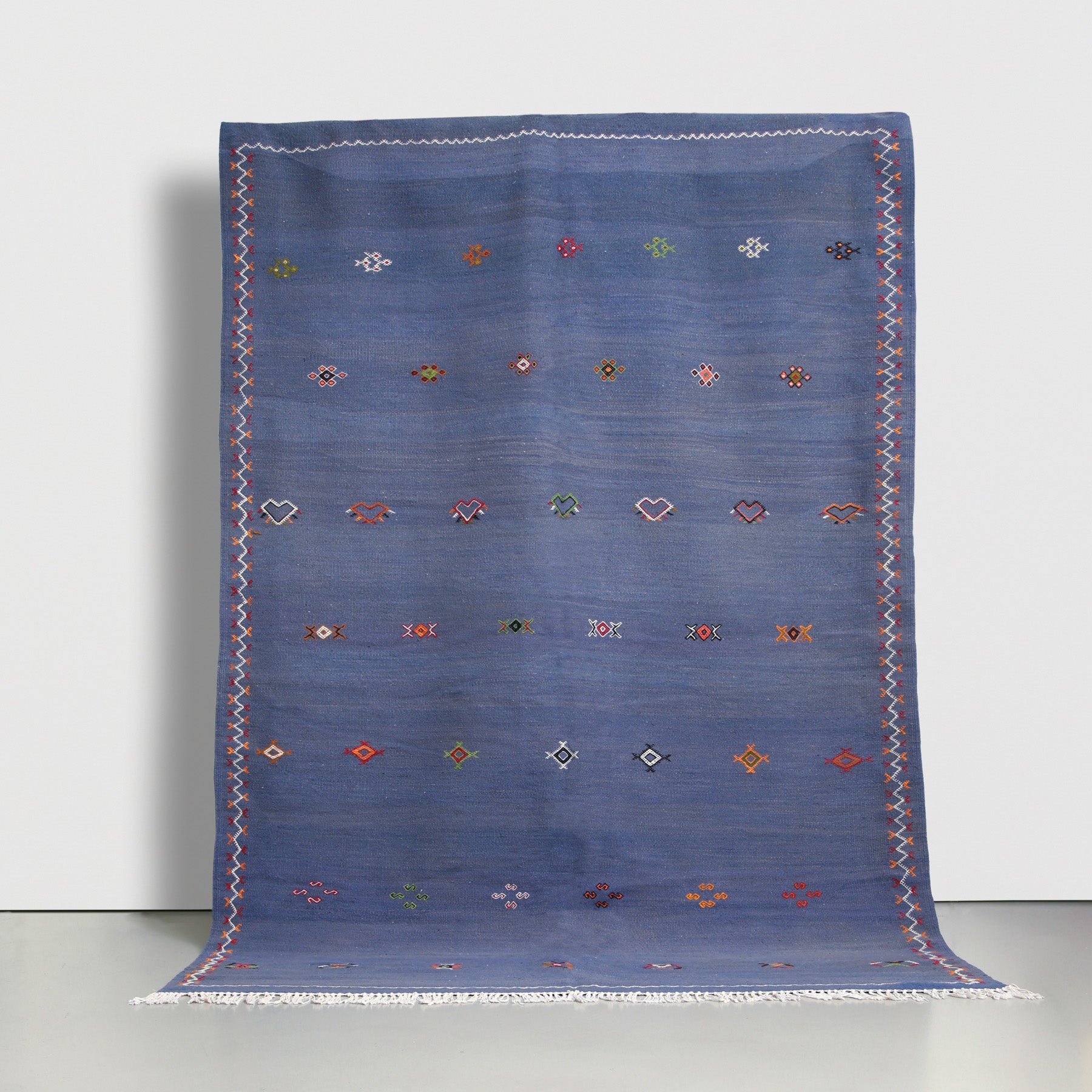 tappeto marocchino berbero akhnif tessuto a mano con lana di diverse sfumature di blu e simboli tradizionali ricamati