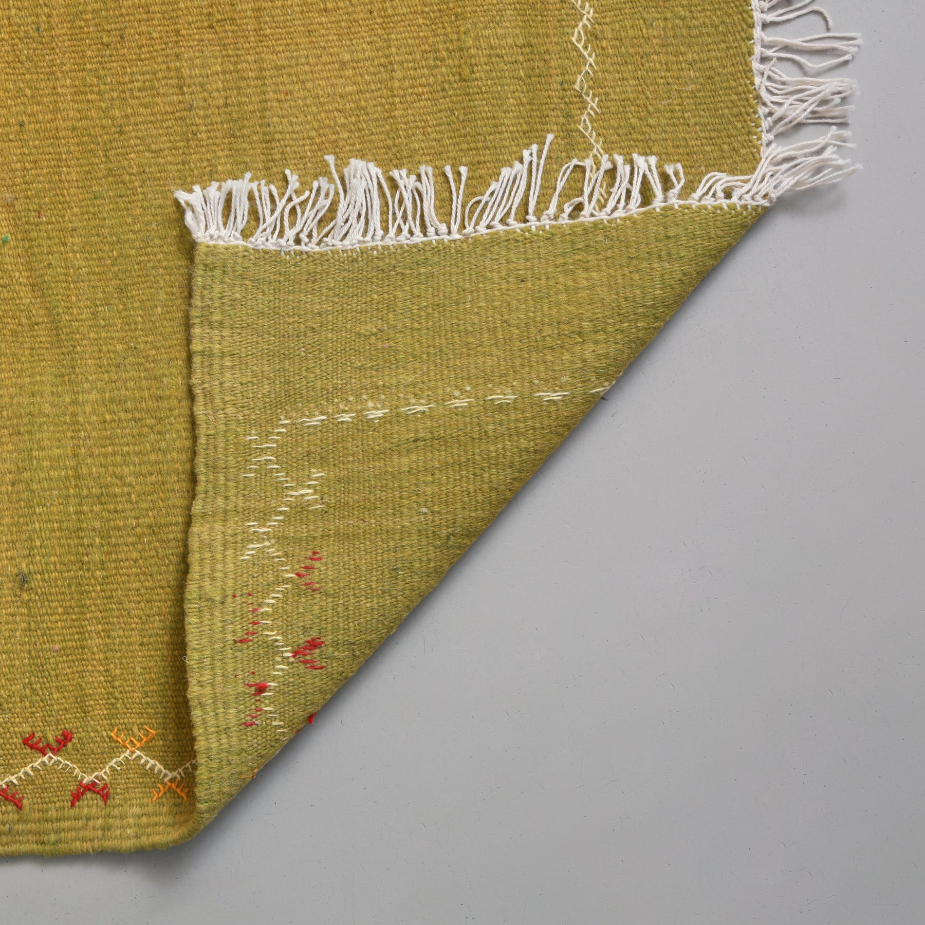 dettaglio del retro di un tappeto marocchino akhnif a tessitura piatta verde