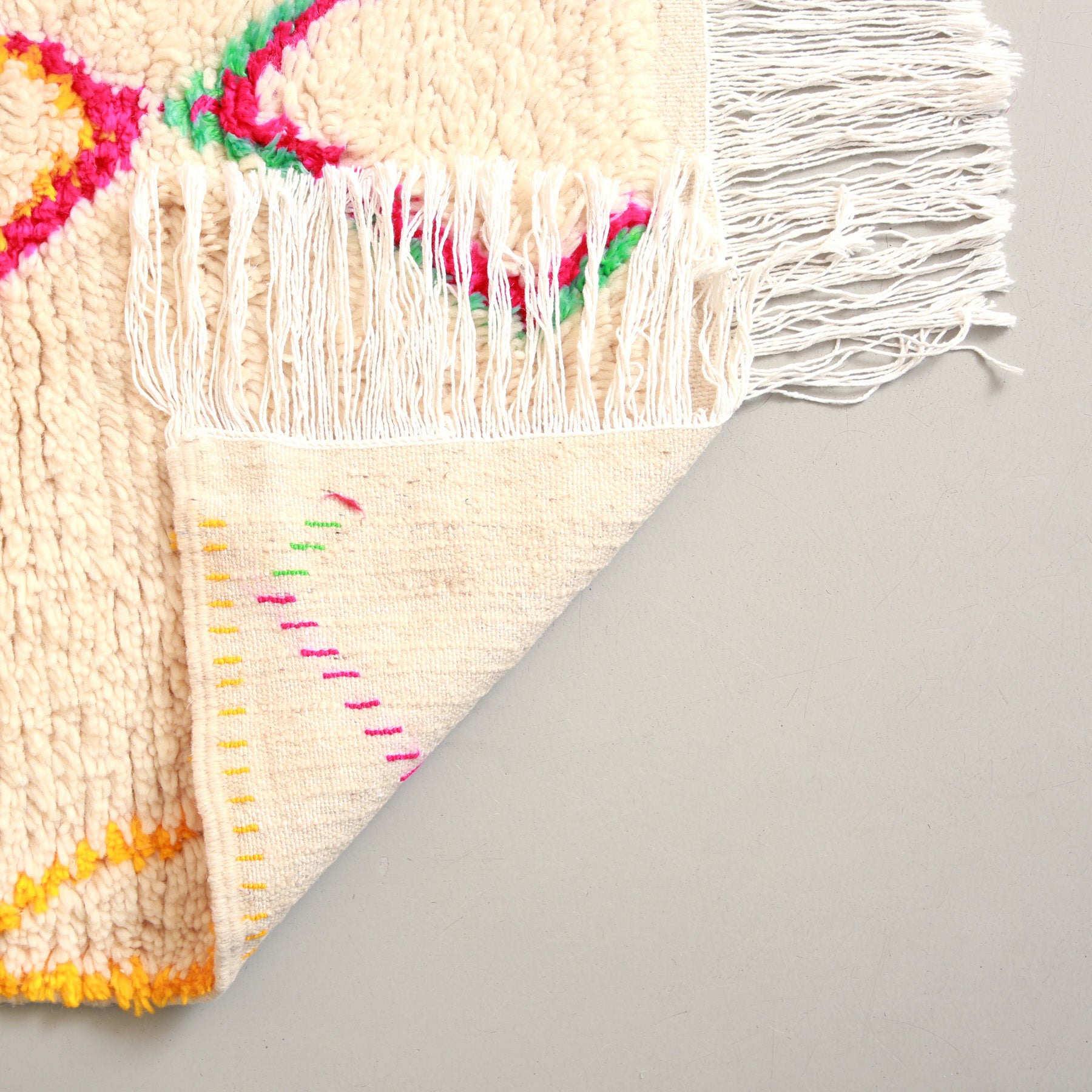 dettaglio del retro e dei nodi di un tappeto marocchino azilal 