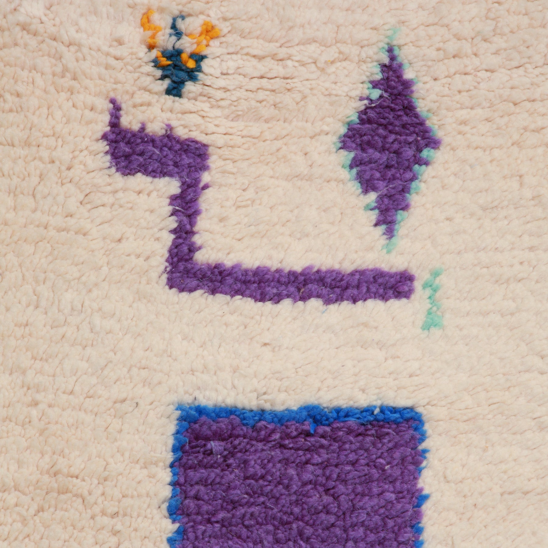 dettaglio dei simboli viola di un tappeto marocchino azilal