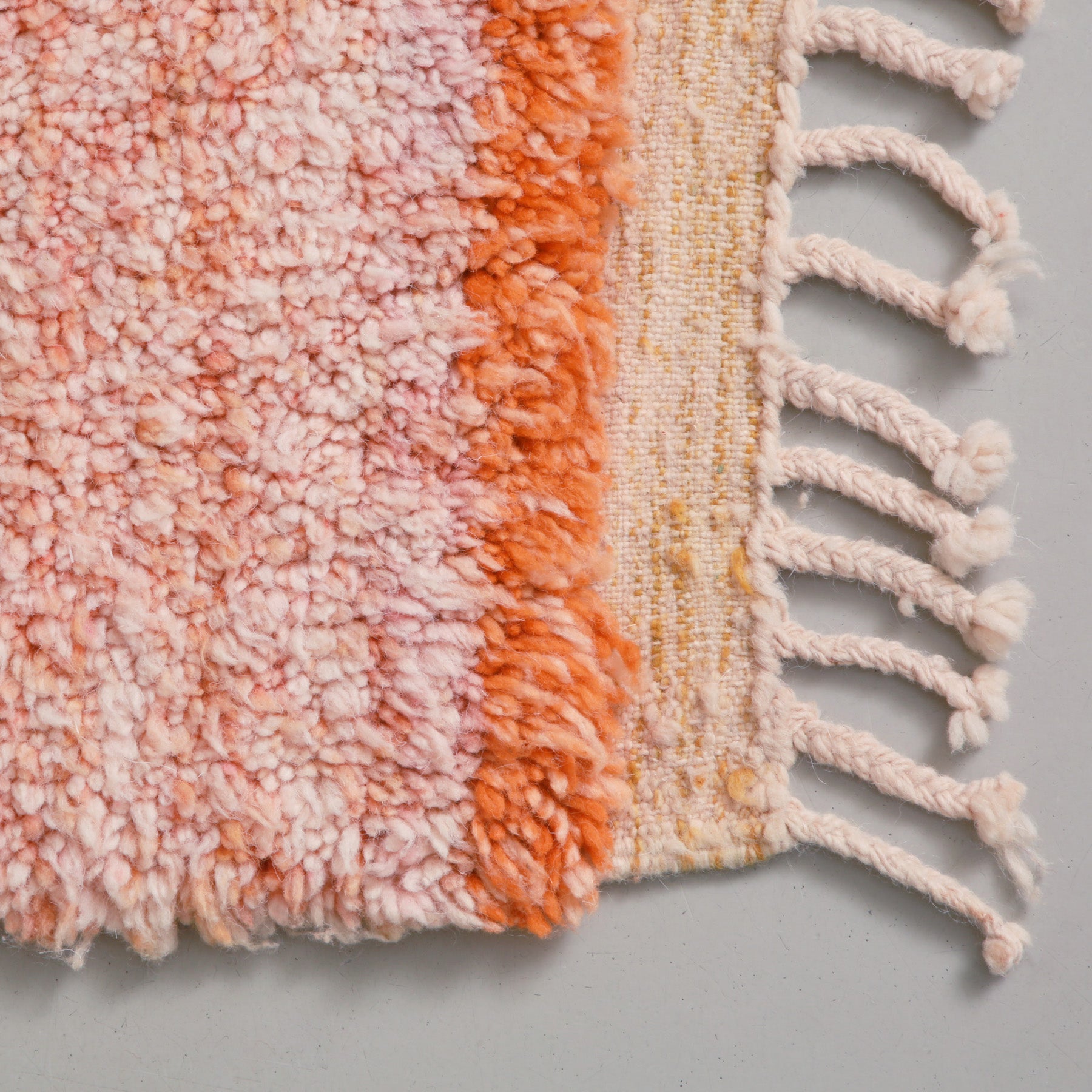 dettaglio dell'angolo con lana rosa e una line finale corallo di un tappeto marocchino beni ourain realizzato a mano