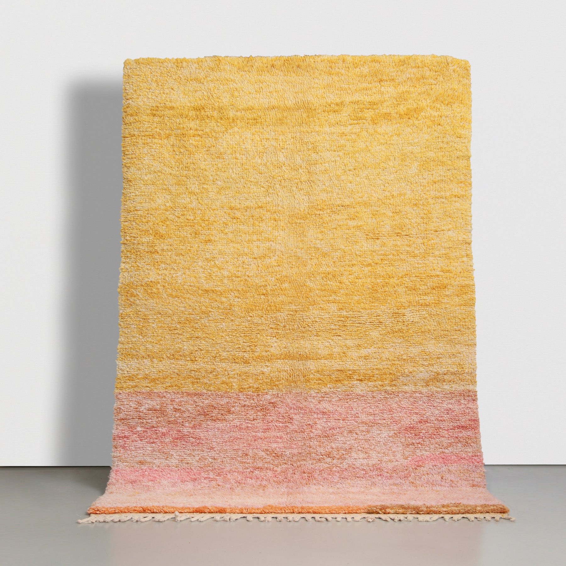tappeto marocchino beni ourain realizzato a mano con una parte giallo pastello e l'altra rosa pastello