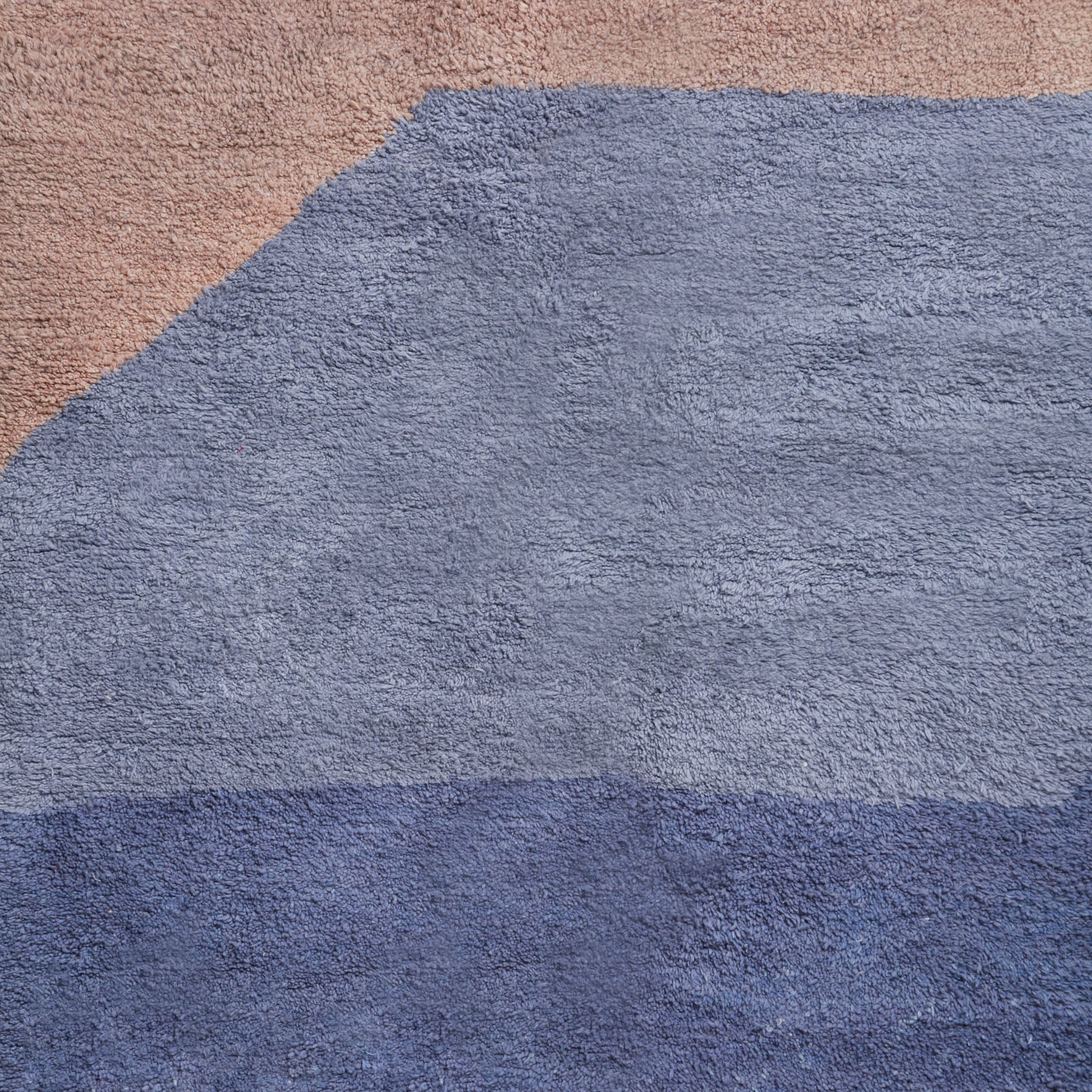 dettaglio dei blocchi di colore grigio azzurro e blu di un tappeto marocchino