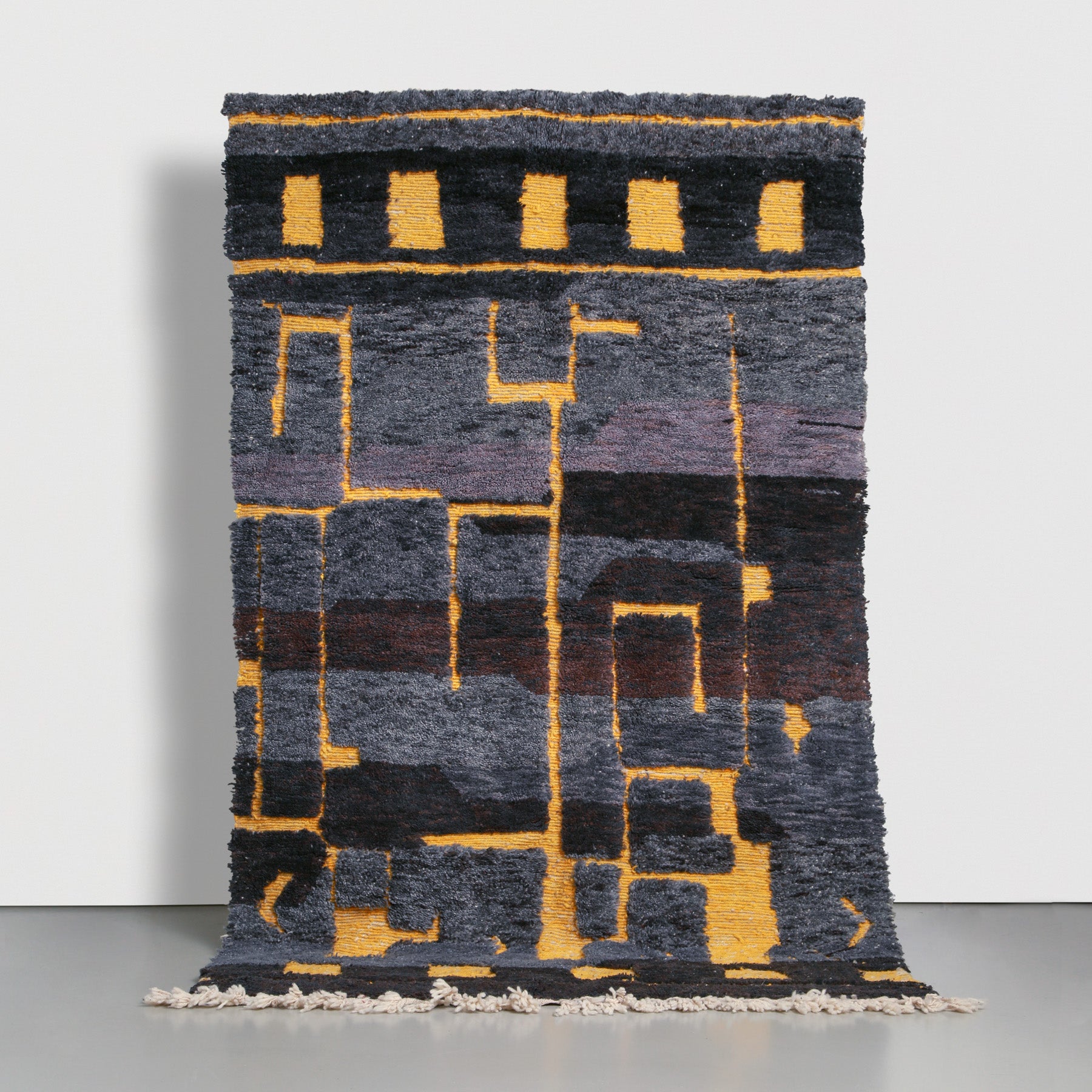 tappeto marocchino beni ourain realizzato a mano annodando lana dalle varie sfumature di grigio e linee in lana intrecciata gialla