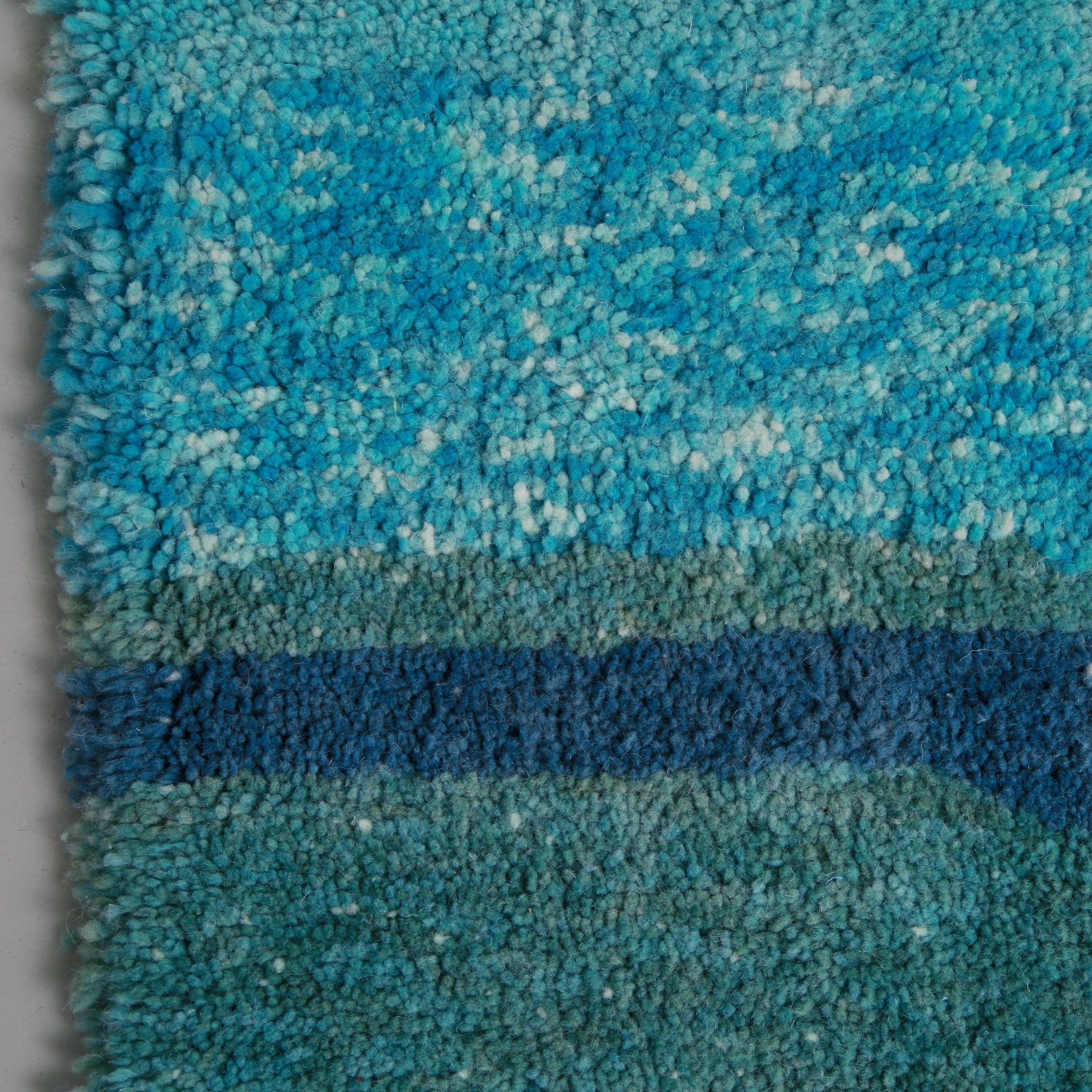 dettaglio della lana dalle sfumature di azzurro e blu di un tappeto marocchino beni ourain realizzato a mano