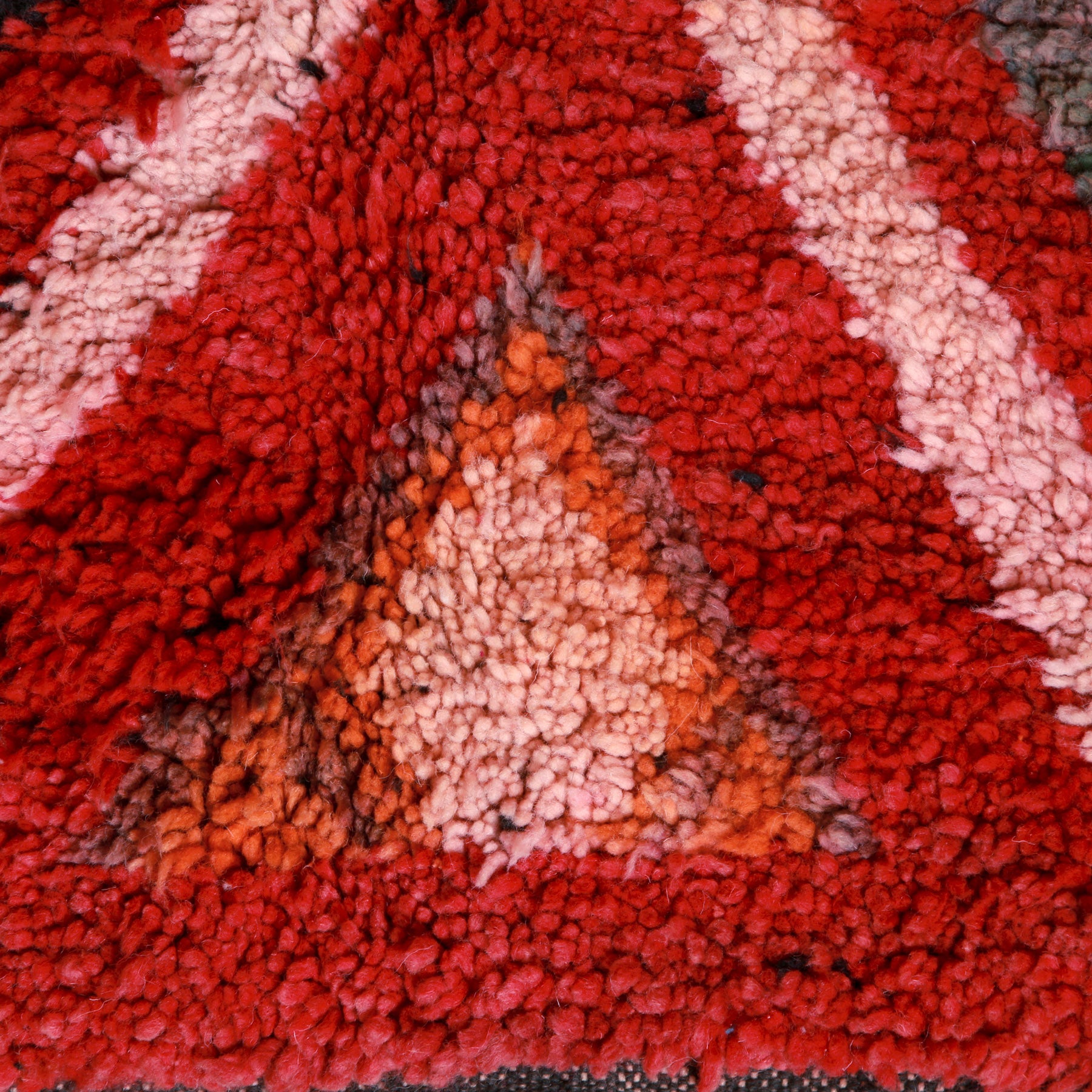 triangolo bianco su base rossa base in lana rossa di un tappeto boujaad