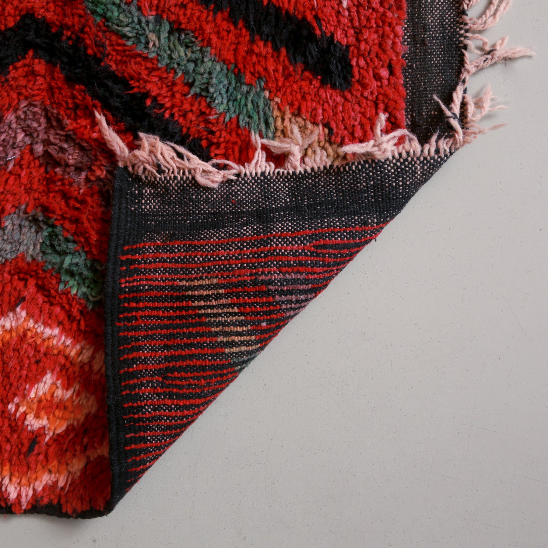 dettaglio del retro di un tappeto boujaad con nodi di lana rossa 