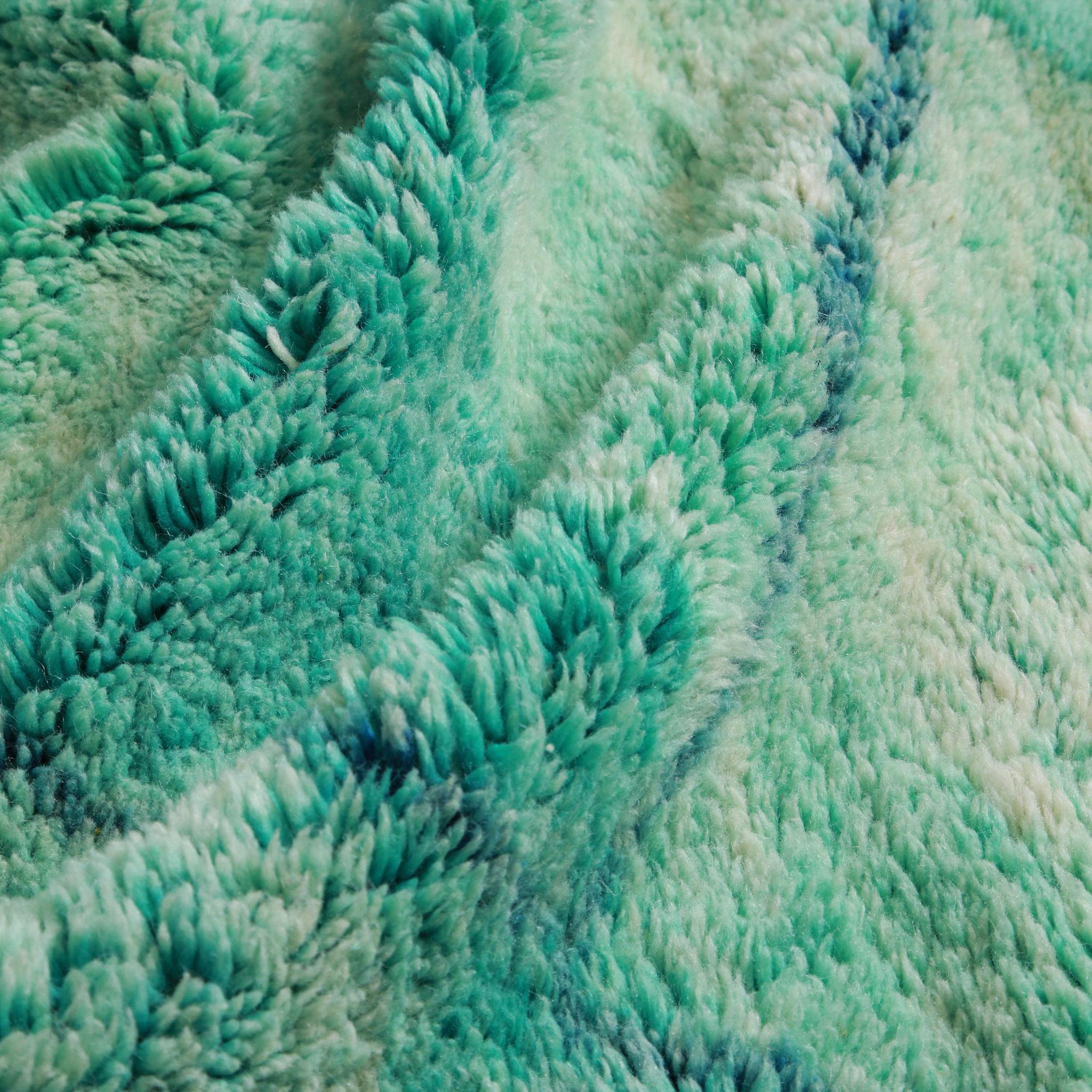 Texture pelo lungo tappeto berbero verde acqua in lana naturale marocchina, dettaglio morbidezza