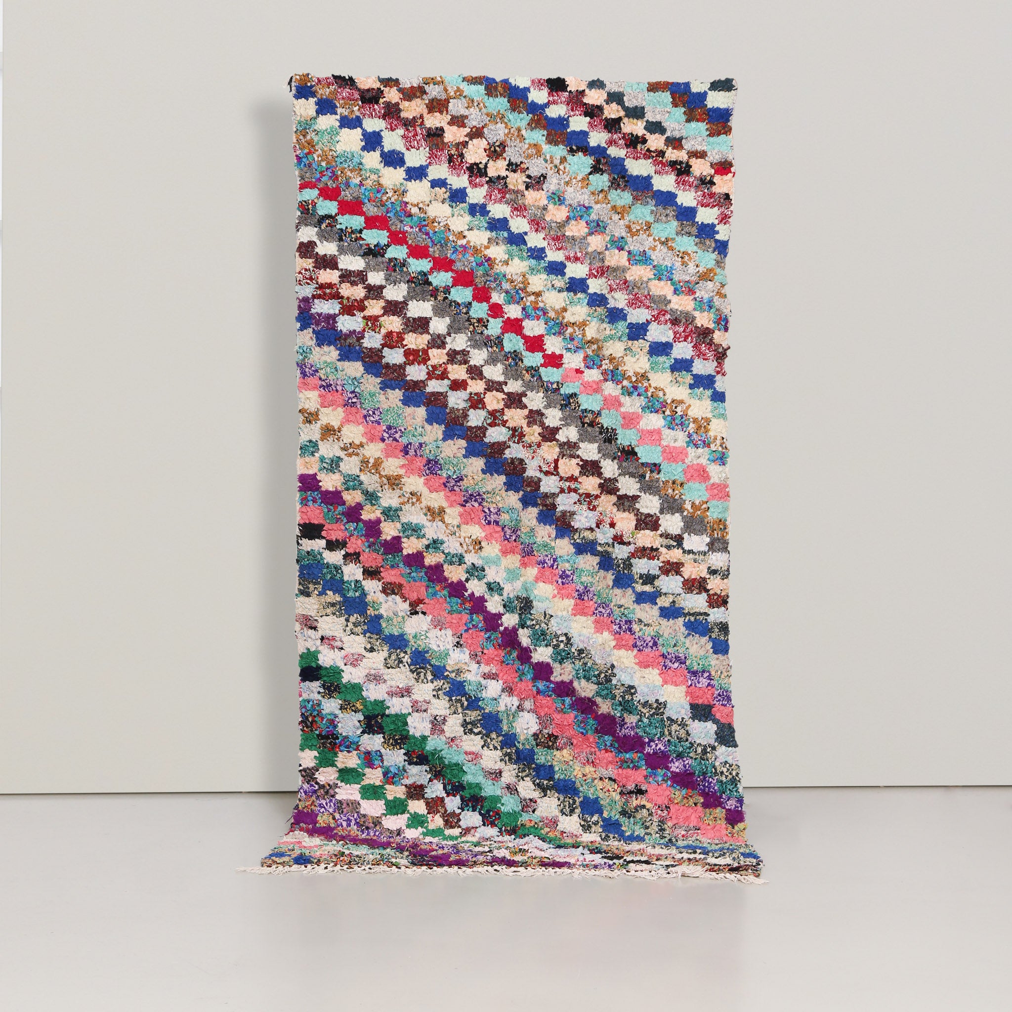 tappeto boucherouite a quadrati che formano delle linee diagonali di diversi colori