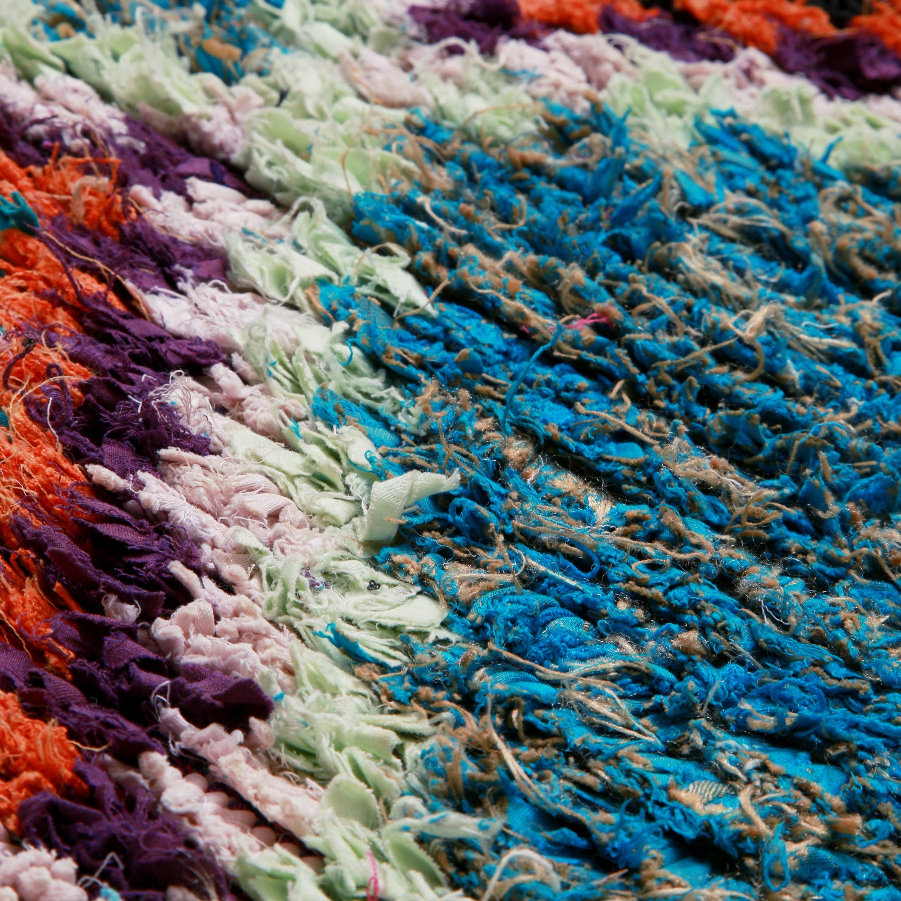 dettaglio dei tessuti colorati usati per un tappeto boucherouite