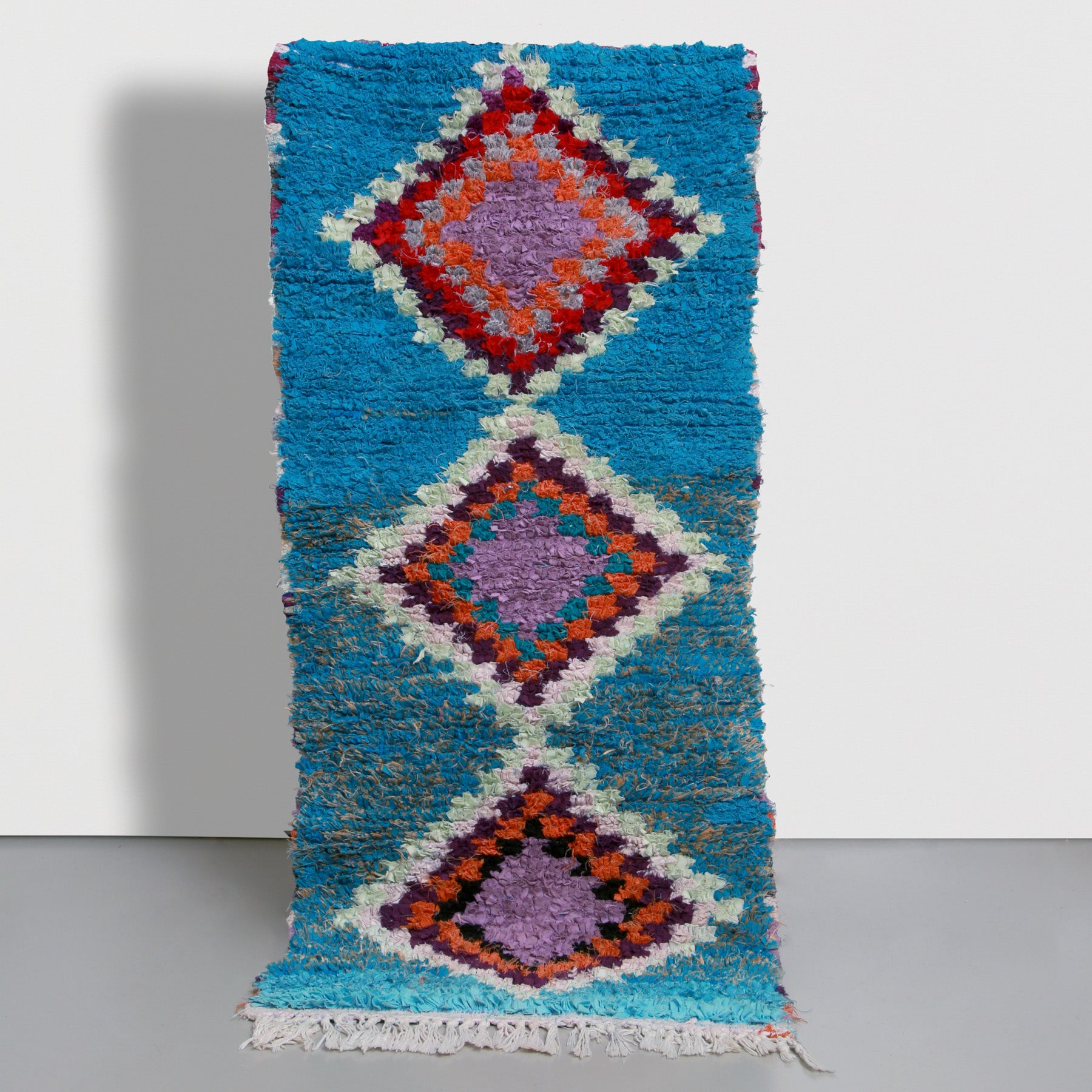 tappeto boucherouite vintage con 3 rombi colorati su sfondo azzurro