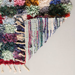 retro di un tappeto boucherouite per vedere i nodi realizzati dall'artigianan