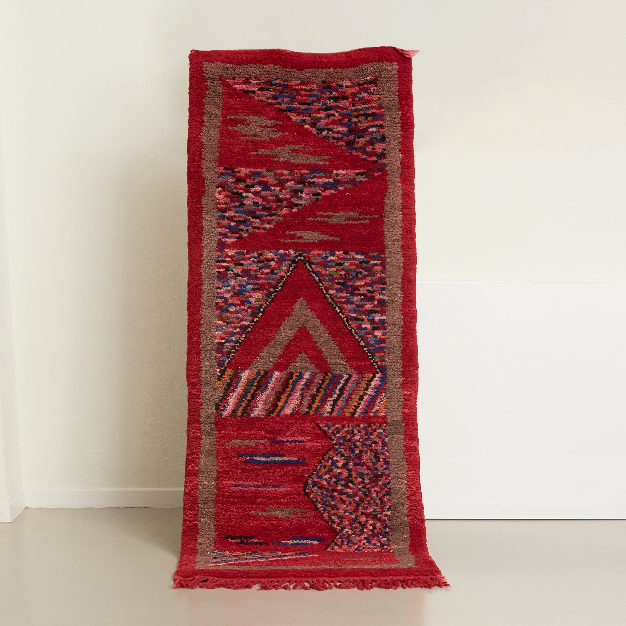 tappeto passatoia boujaad vintage su base in lana rossa  con fantasia astratta  