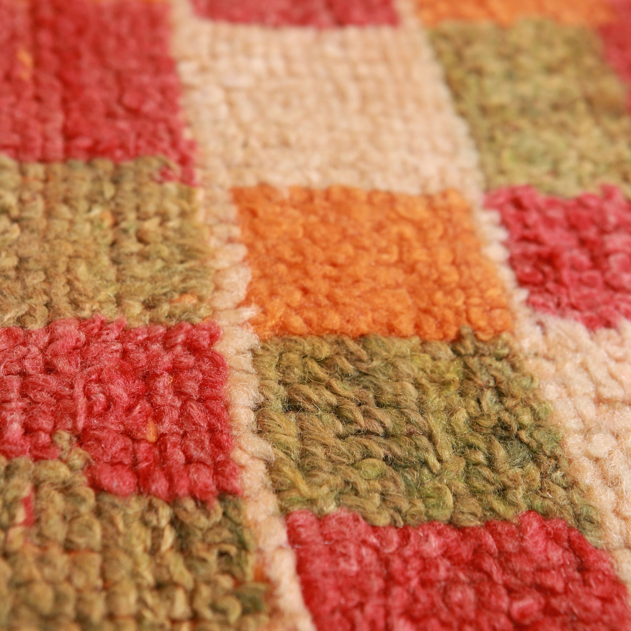 Dettaglio della texture artigianale del tappeto Boujaad che mostra le piccole irregolarità tipiche della lavorazione a mano e la ricca combinazione di colori