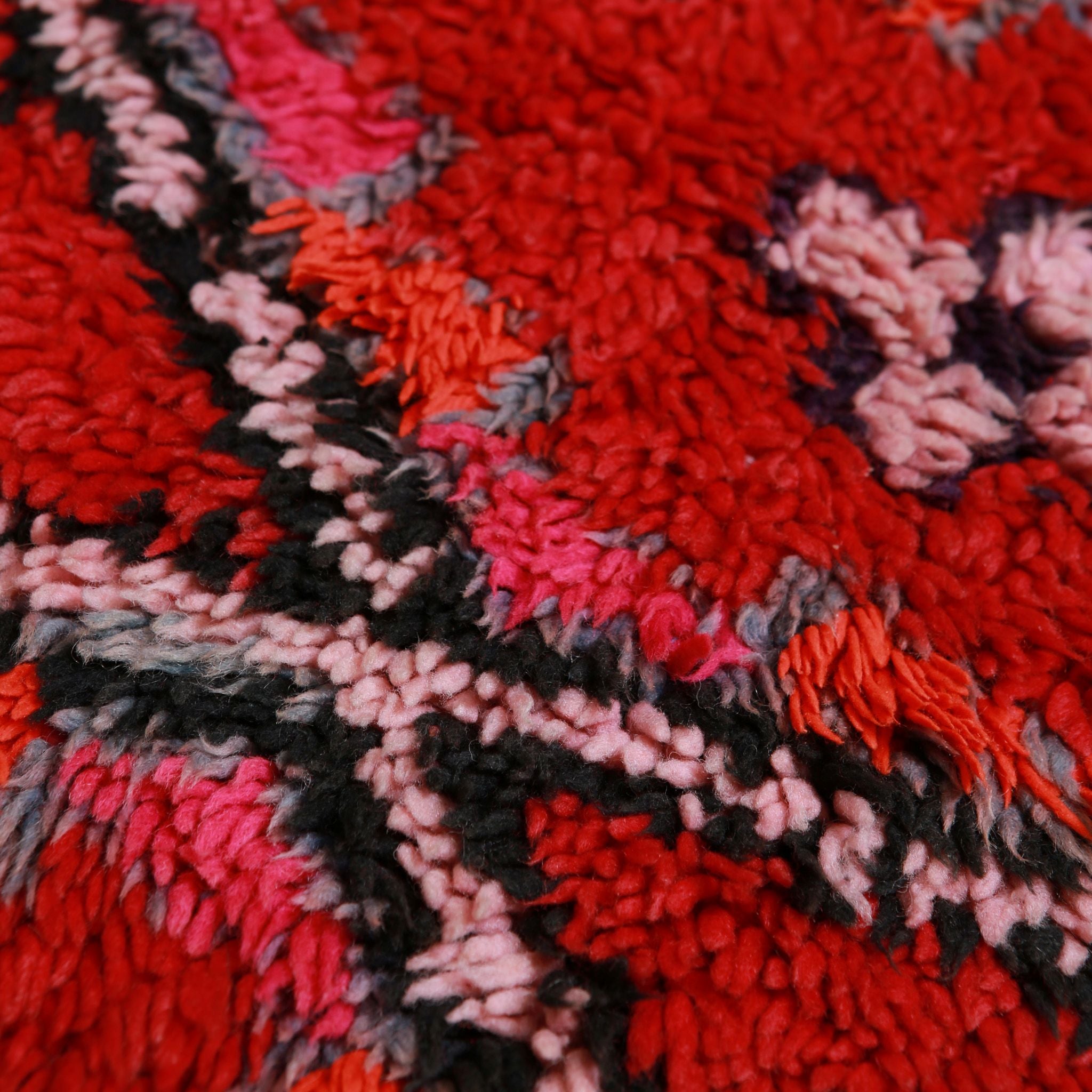 Dettaglio pelo alto in lana tappeto Boujaad vintage rosso corallo