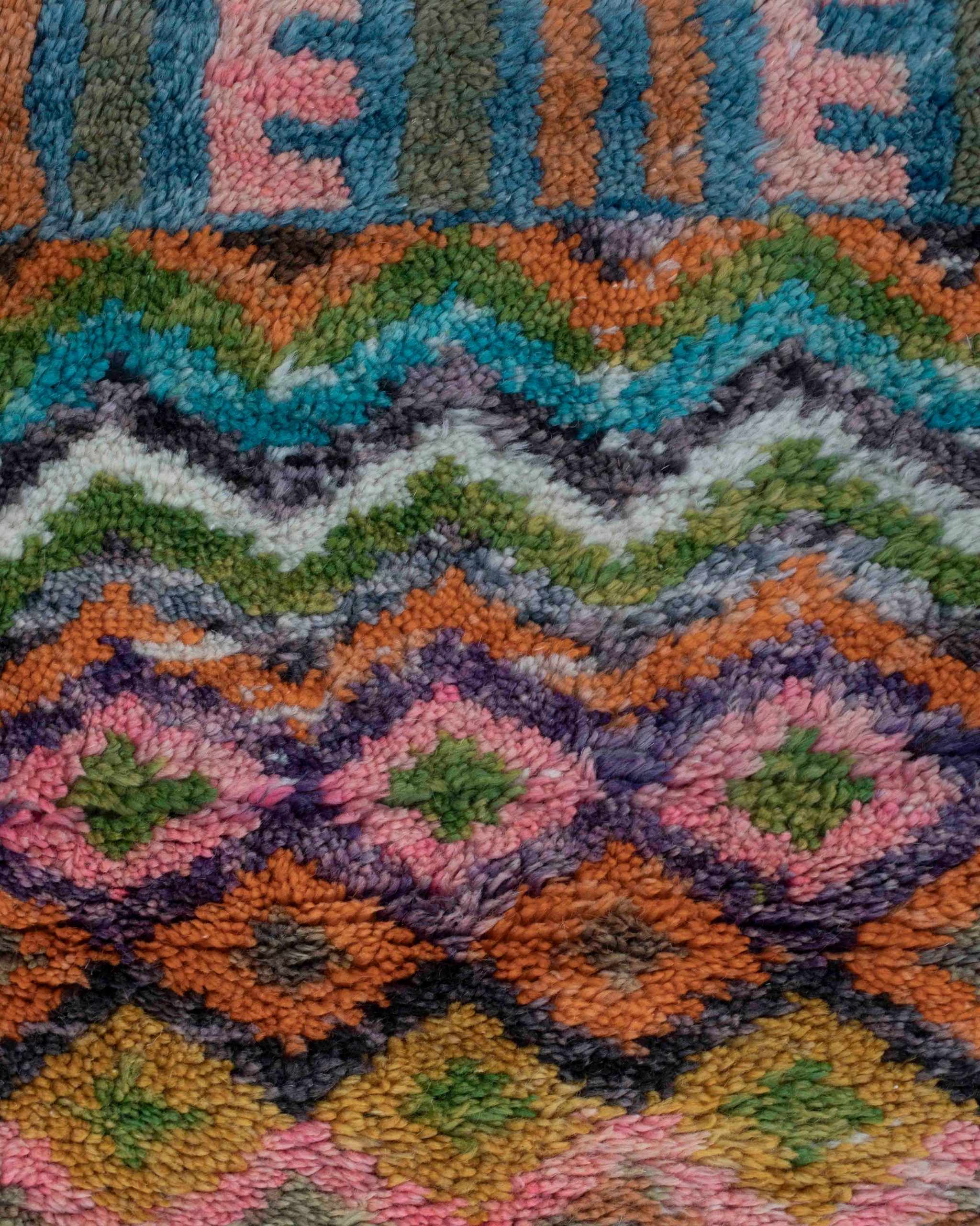 Dettaglio tappeto artigianale Beni Ourain in lana con motivi a rombi e zigzag multicolore