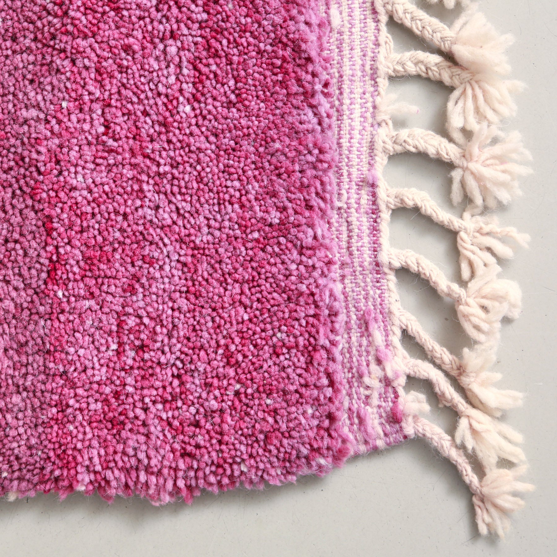 angolo di un tappeto marocchino beni ourain realizzato a mano  con lana di colore bordeaux