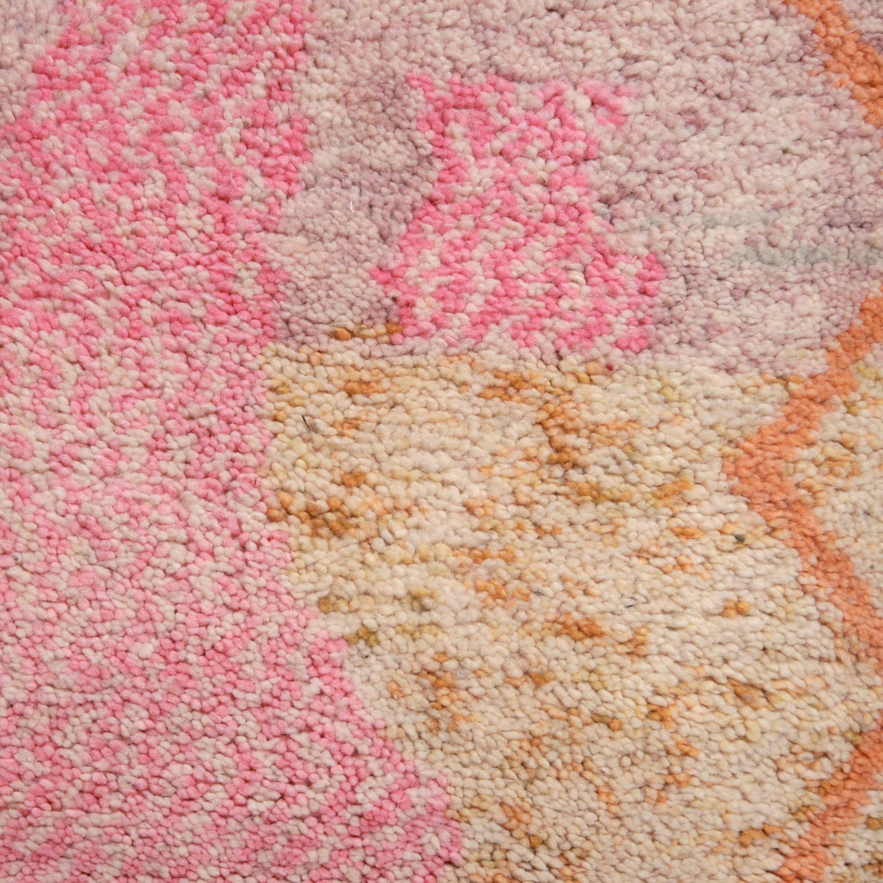 zoom ravvicinata ai peli di lana corta dai colori pastello di un tappeto beni ourain