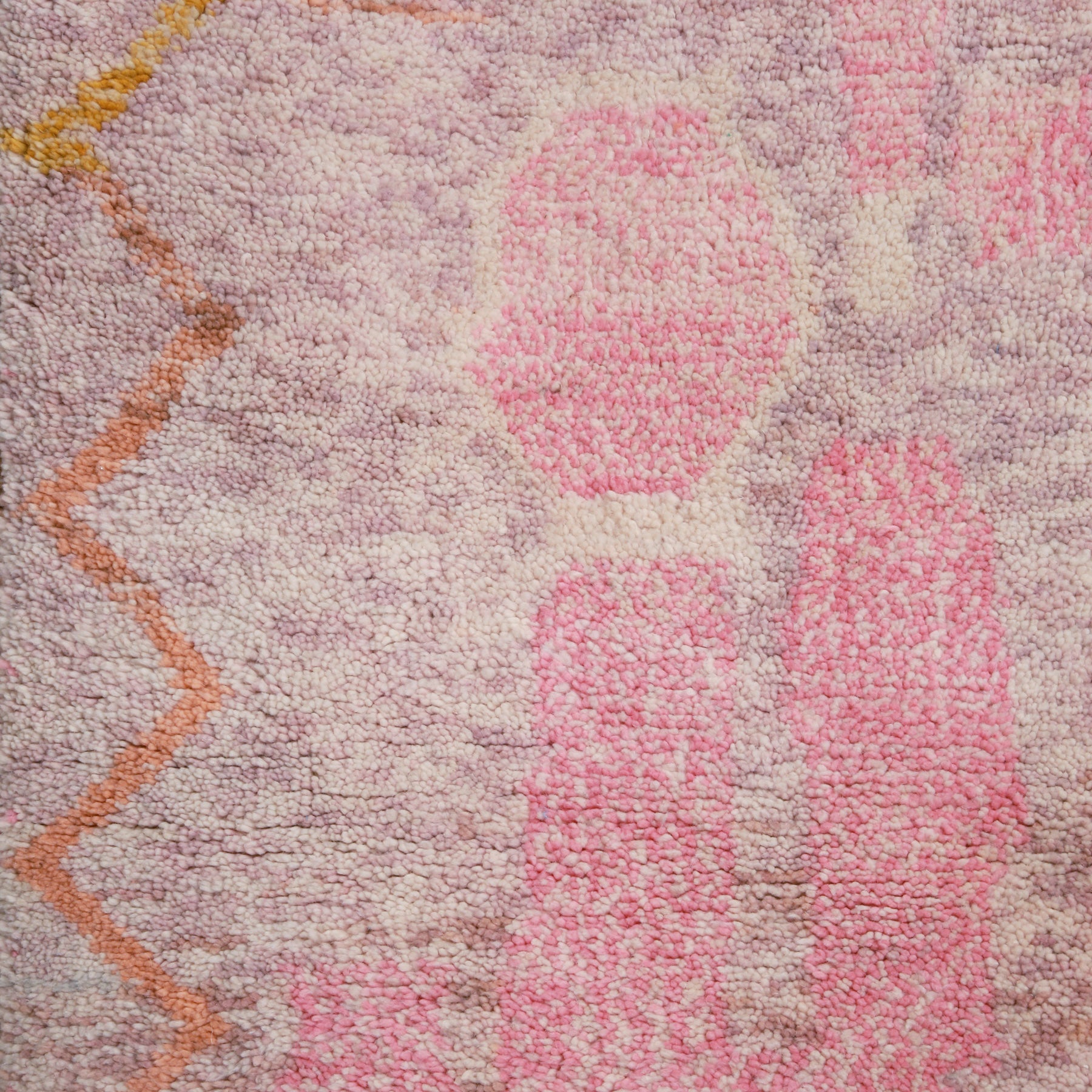 dettaglio de disegno astratto con sfumature di rosa su base lilla di un tappeto beni ourain